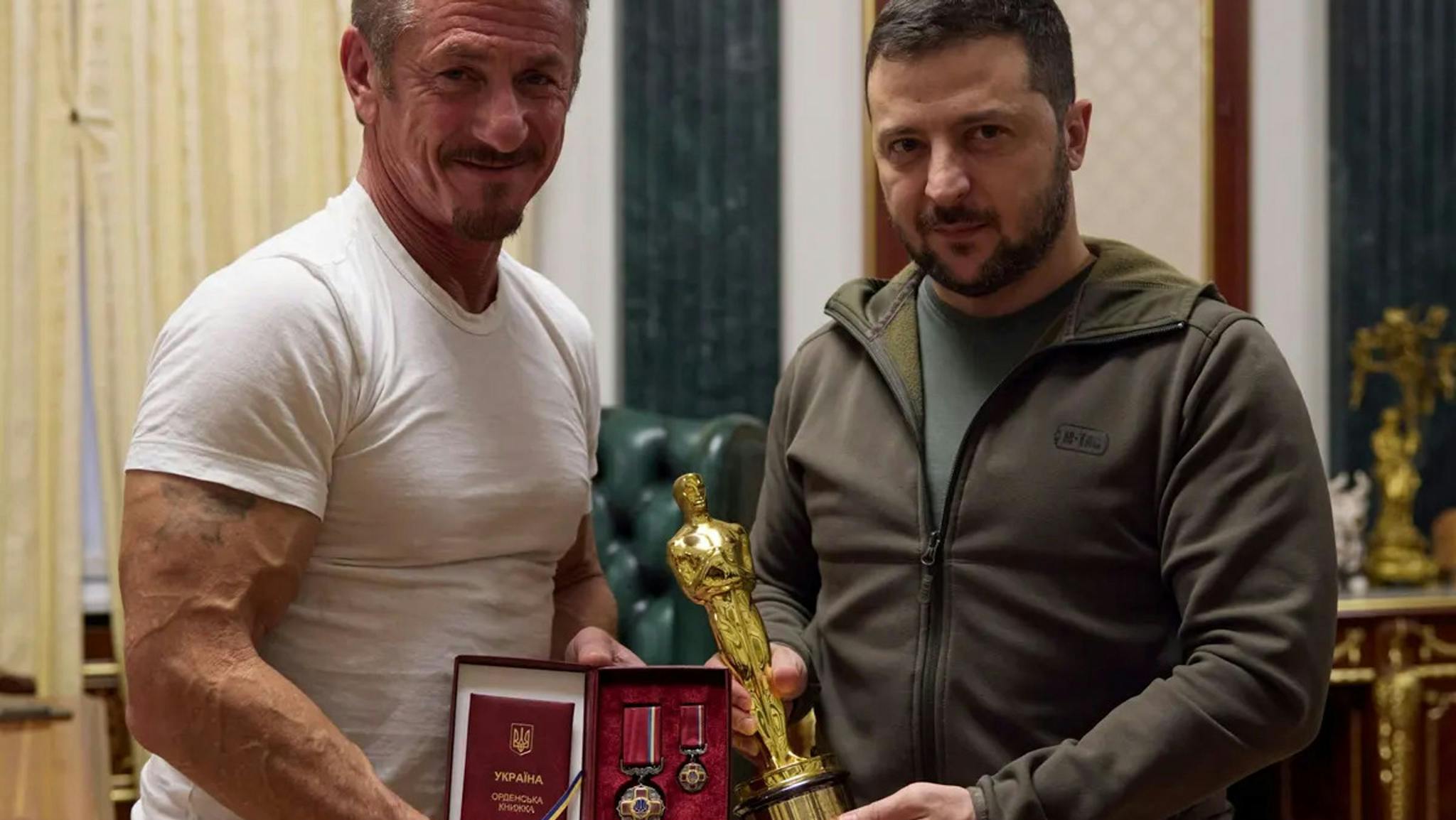 El presidente ucraniano Volodímir Zelenski recibe, de manos de Sean Penn, uno de los Oscar del actor