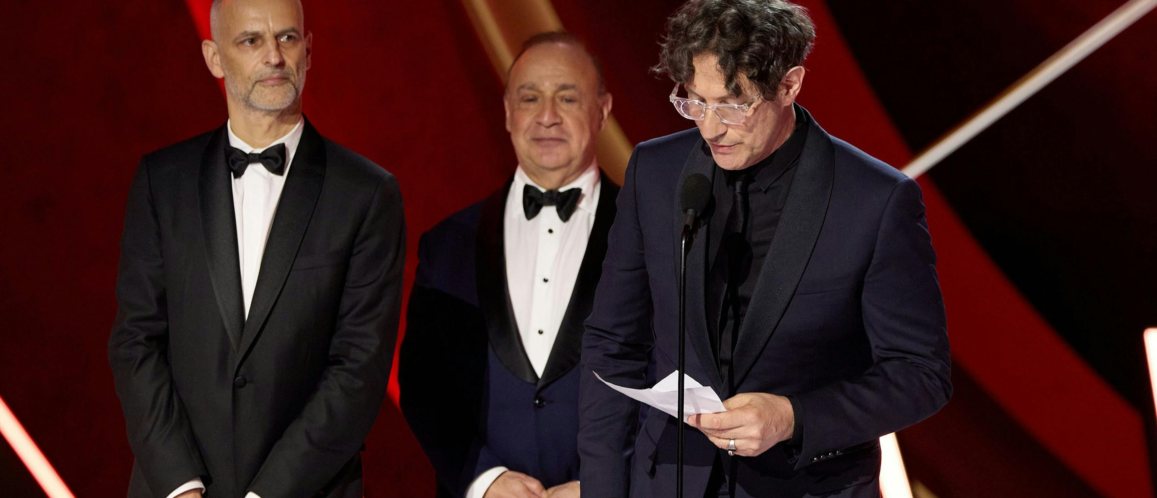 El director Jonathan Glazer lee su discurso de agradecimiento por el Oscar a la Mejor Película internacional a 'La zona de interés'