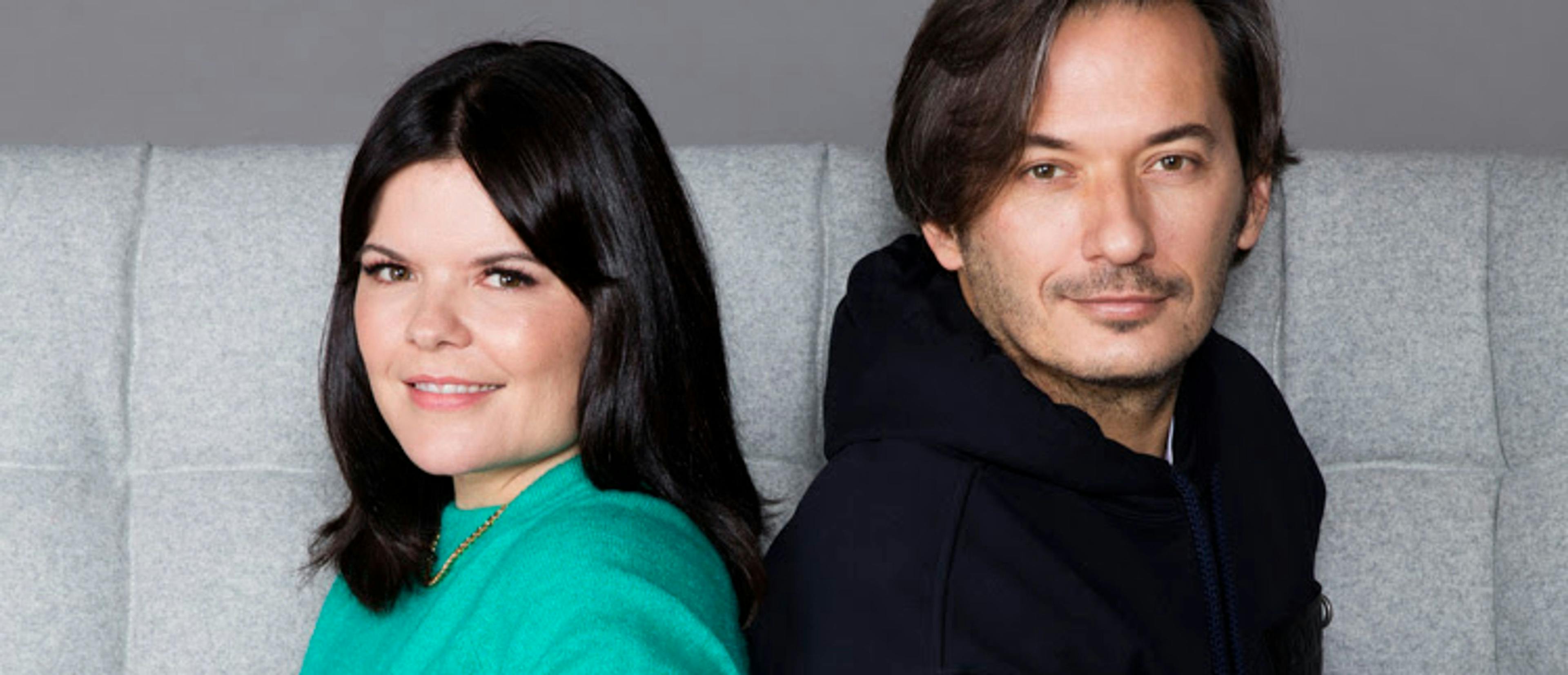 Laura Caballero y Alberto Caballero, en el posado para Netflix con el que anunciaron el rodaje de 'Machos alfa'
