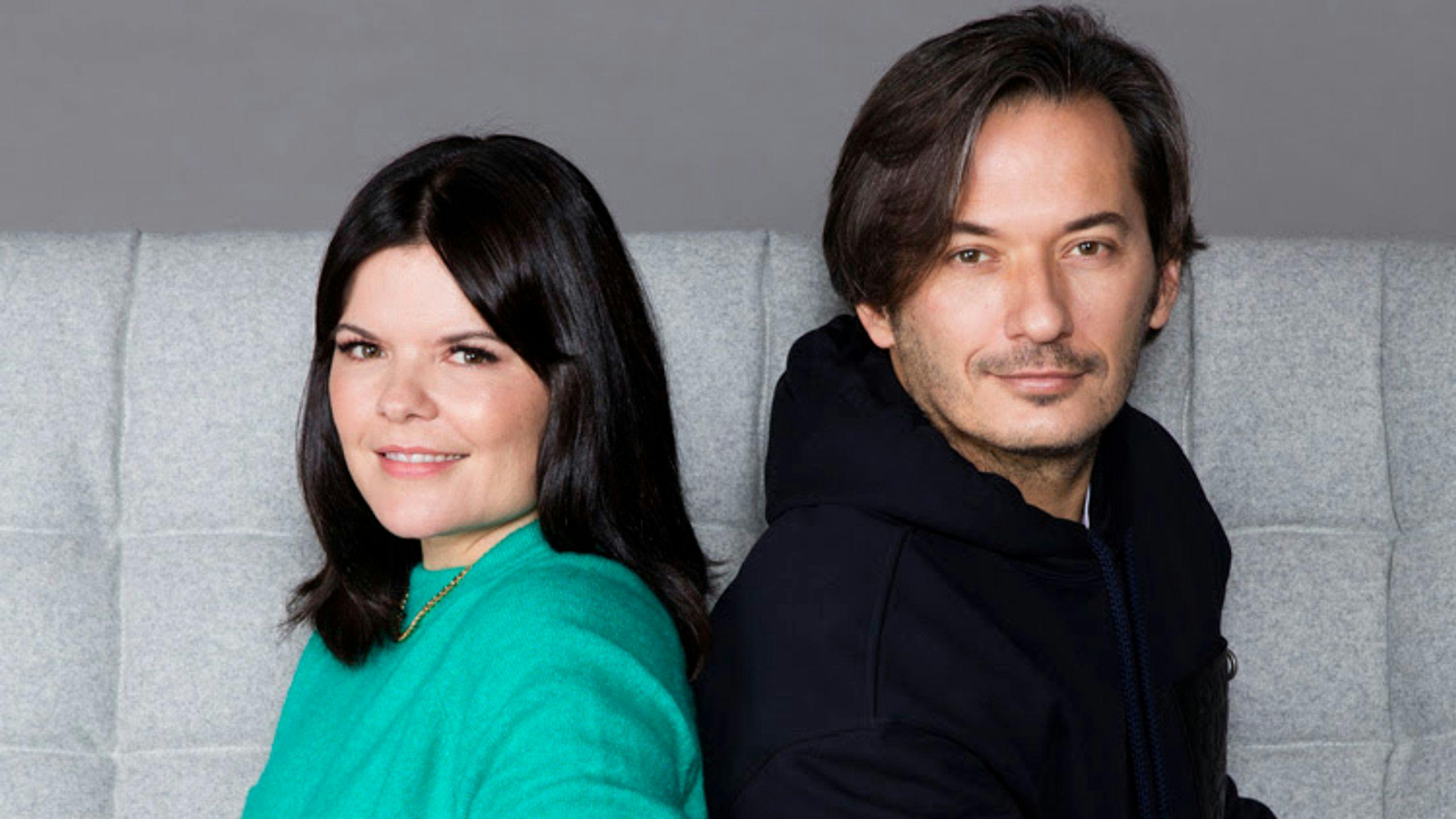 Laura Caballero y Alberto Caballero, en el posado para Netflix con el que anunciaron el rodaje de 'Machos alfa'