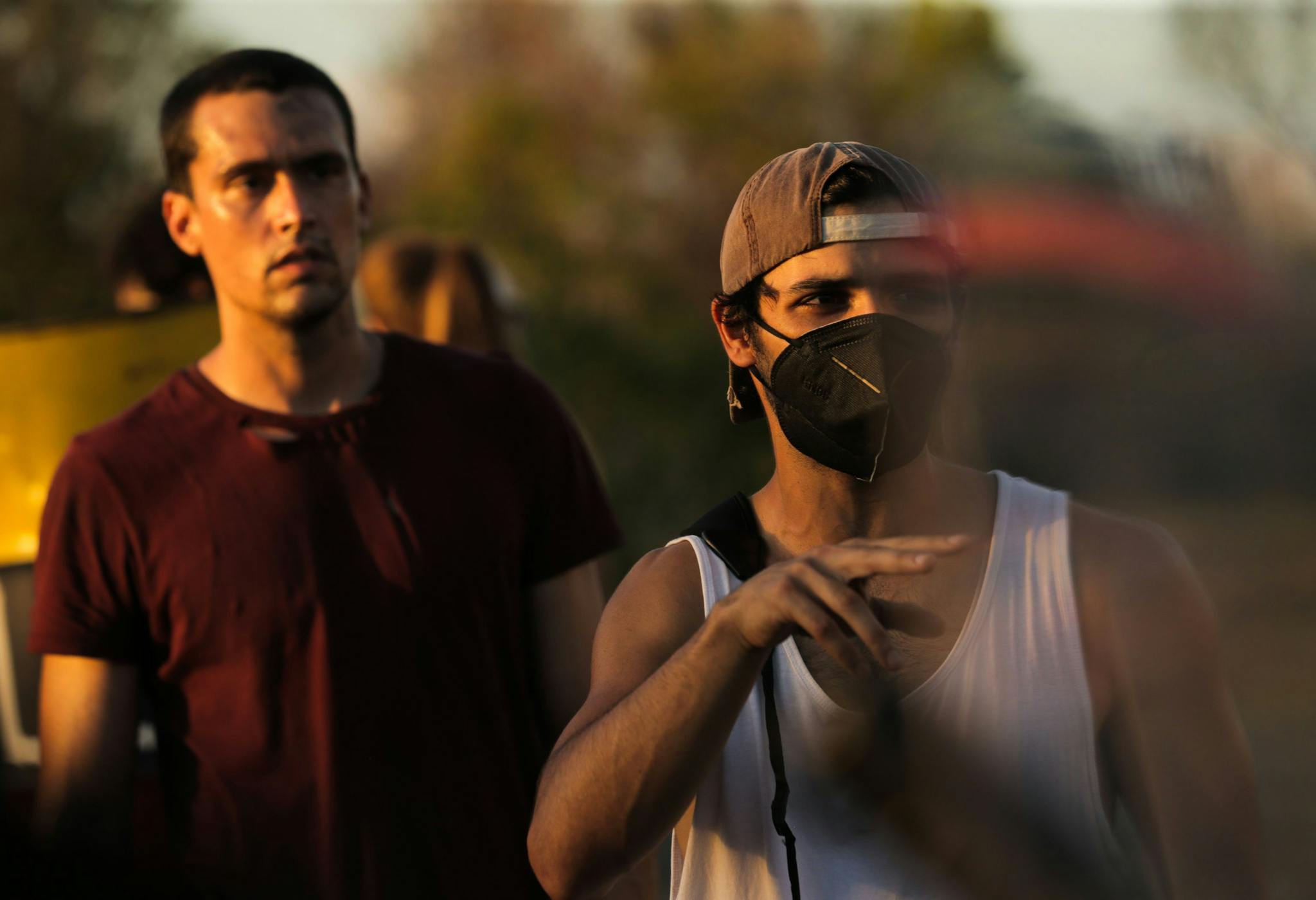El director Diego Vicentini da órdenes durante el rodaje de la película 'Simón'