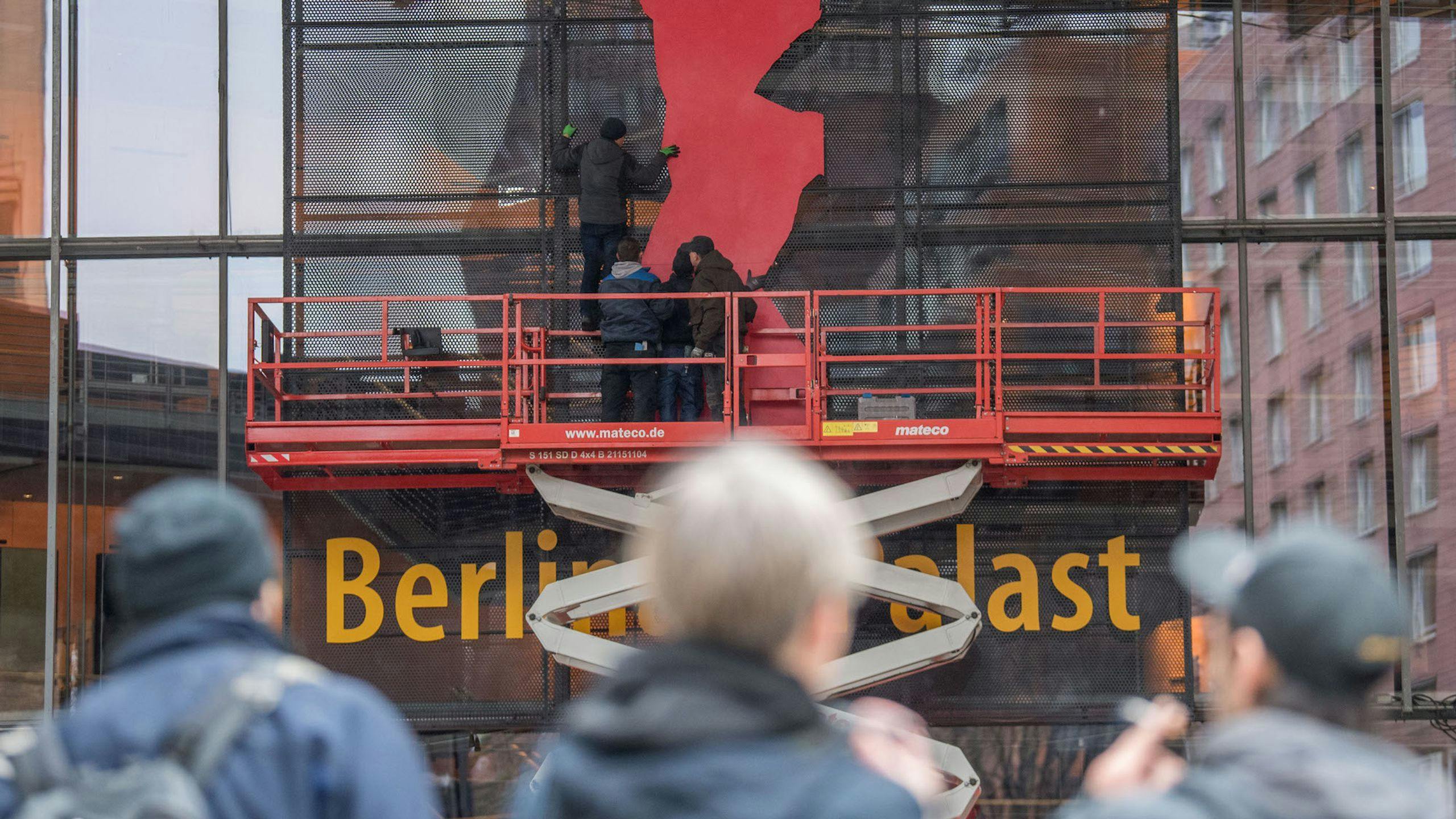Unos operarios montan el logo del oso de la Berlinale en el Berlinale Palast en 2020
