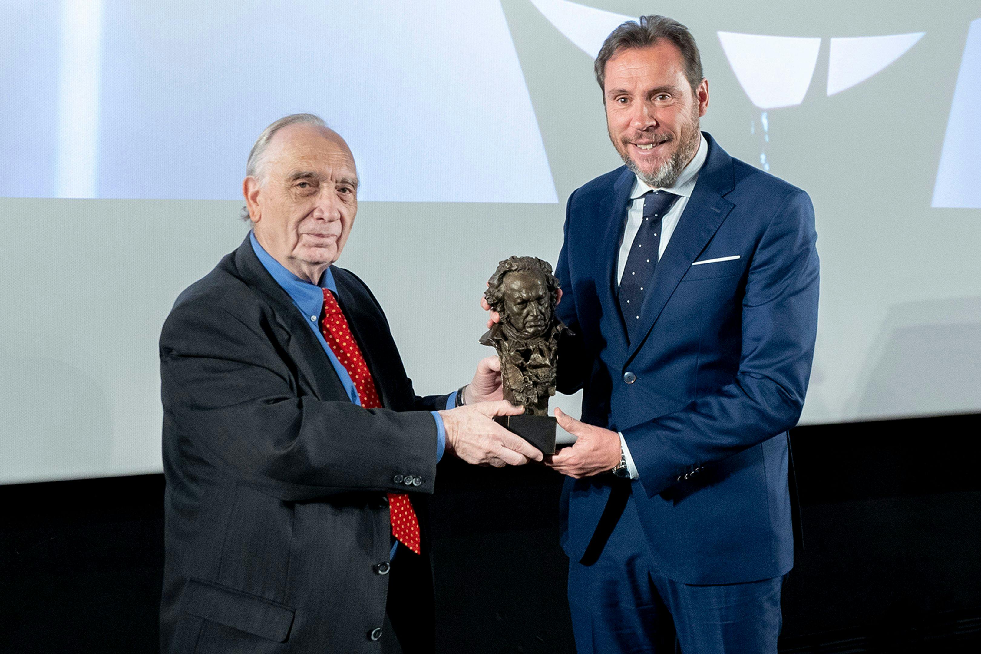 El presidente de la Academia, Fernando Méndez-Leite, y del alcalde de Valladolid, Óscar Puente