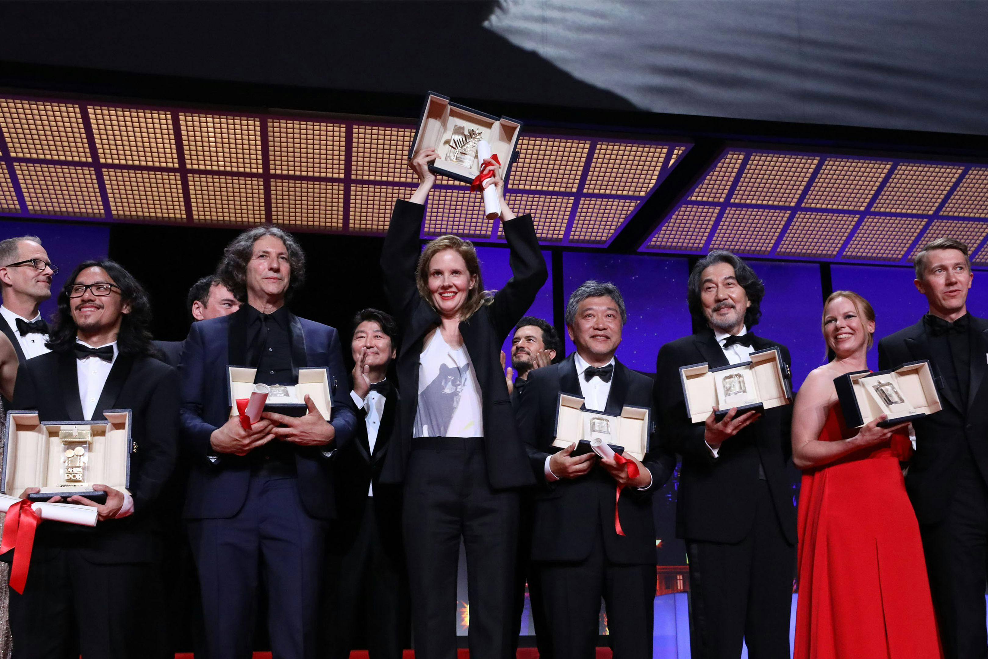Foto de familia de todos los ganadores del Festival de Cannes 2023, con Justine Triet en el centro
