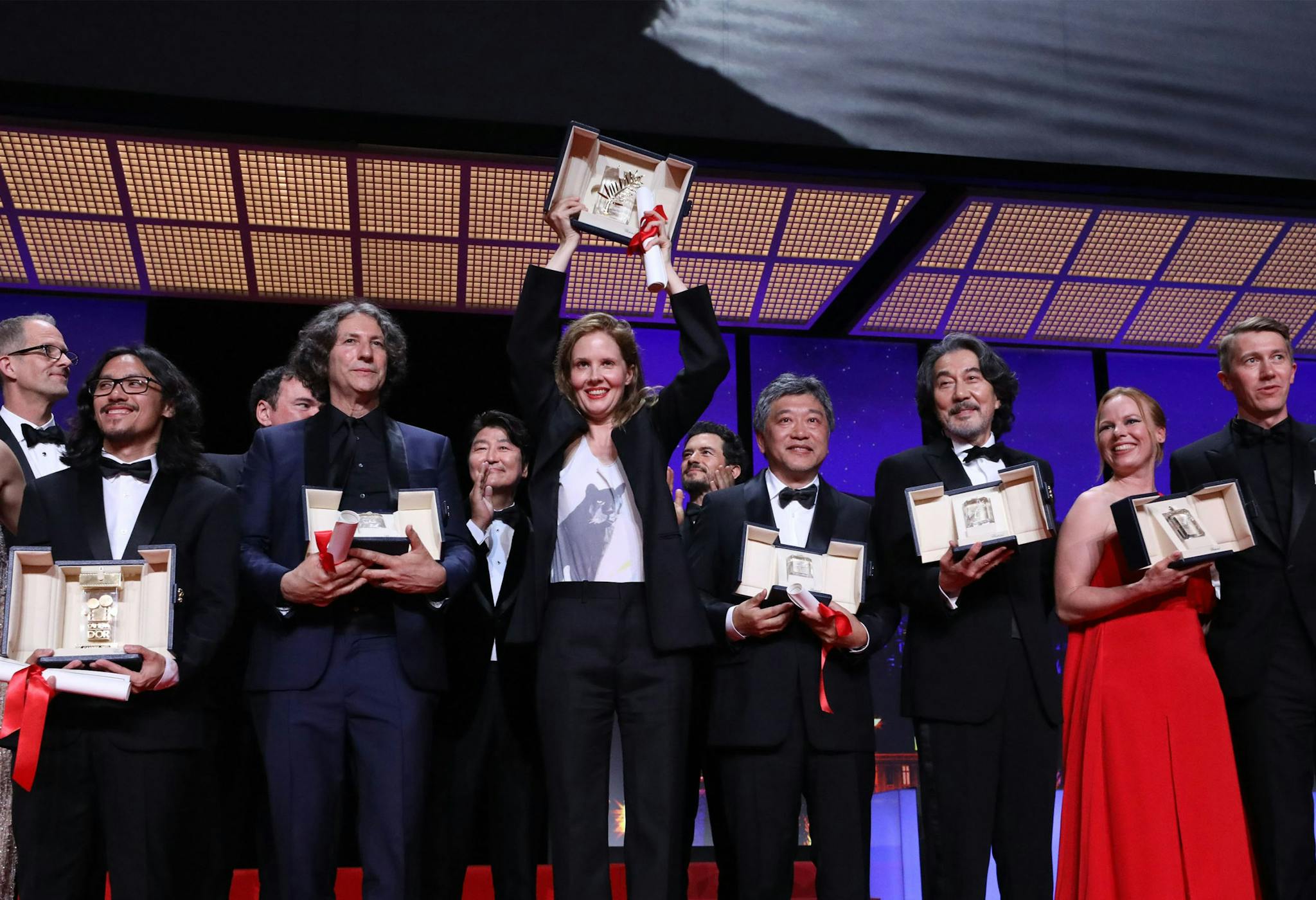 La directora francesa Justine Triet sostiene la Palma de Oro del Festival de Cannes por 'Anatomía de una caída'