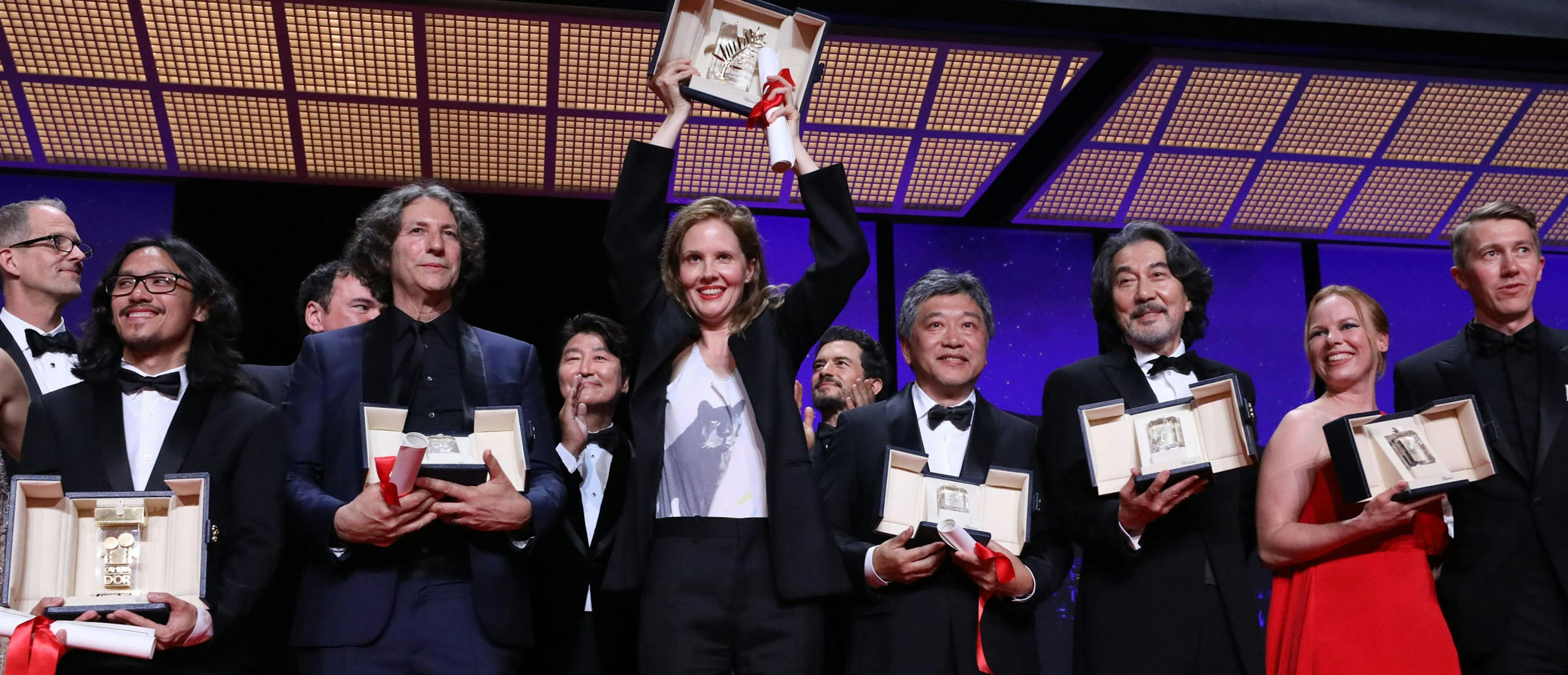 La directora francesa Justine Triet sostiene la Palma de Oro del Festival de Cannes por 'Anatomía de una caída'