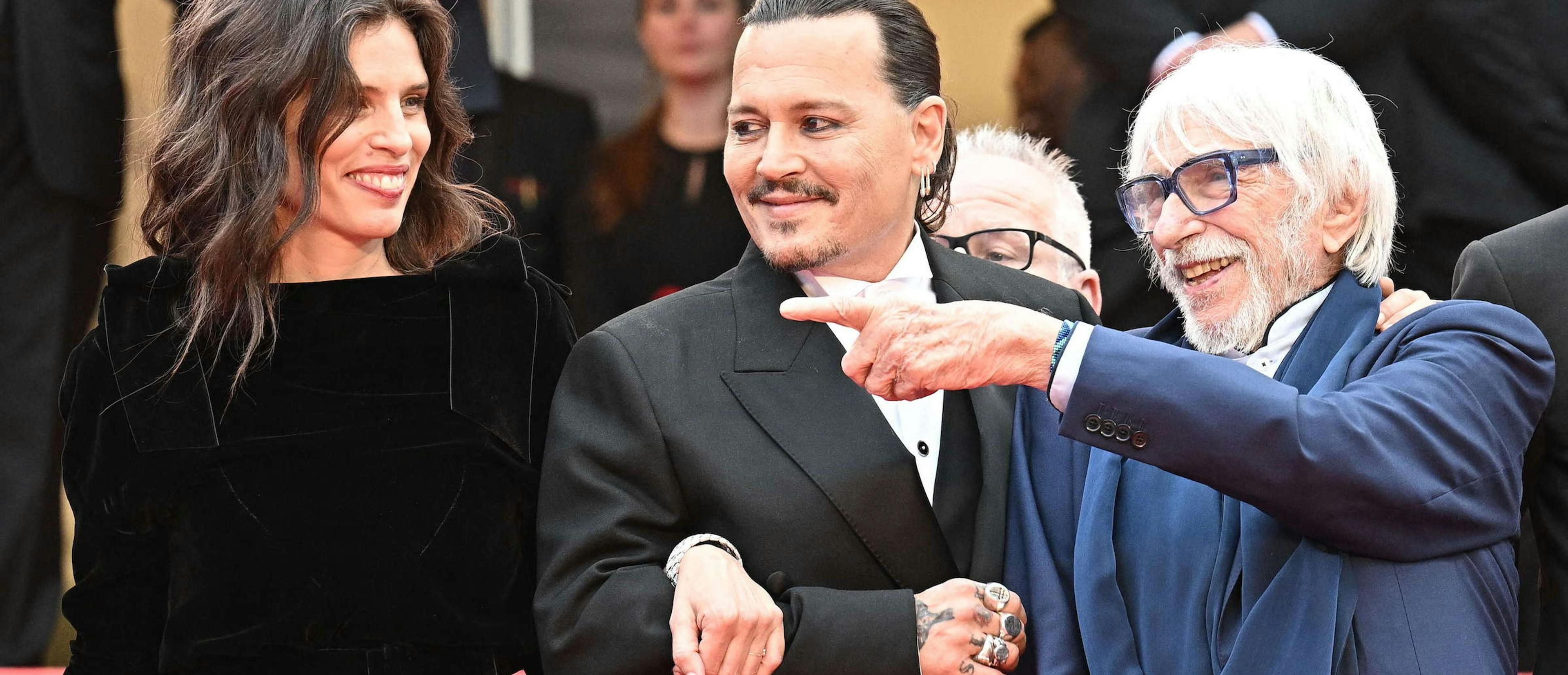 El actor Johnny Depp, junto a la directora Maïwenn y el resto del equipo de 'Jeanne du Barry' en el Festival de Cannes
