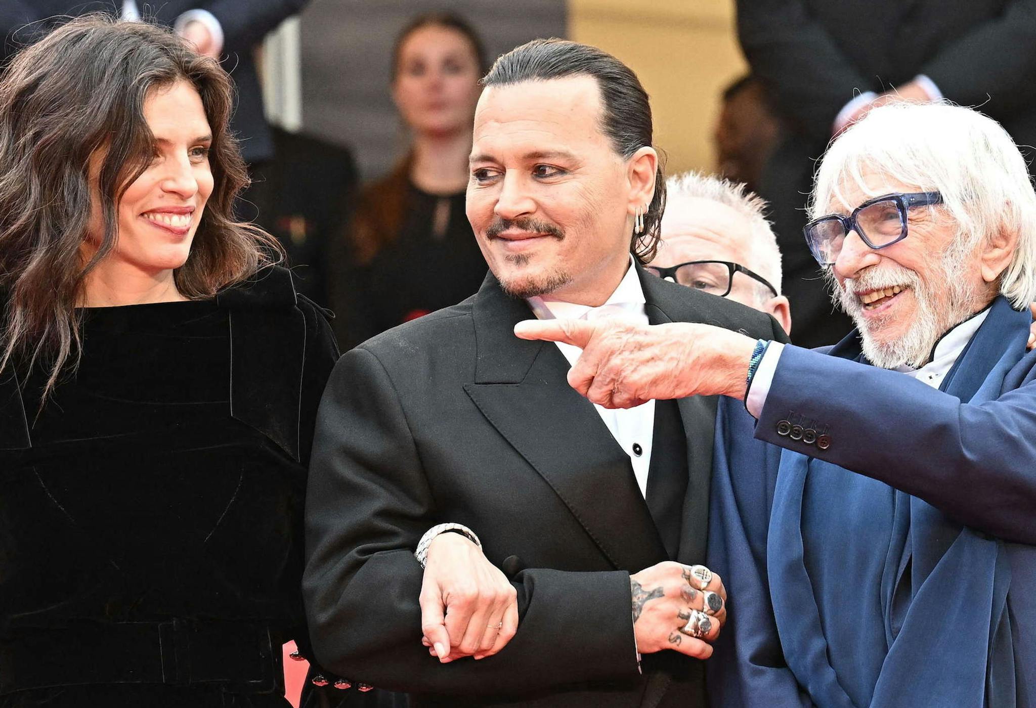 El actor Johnny Depp, junto a la directora Maïwenn y el resto del equipo de 'Jeanne du Barry' en el Festival de Cannes