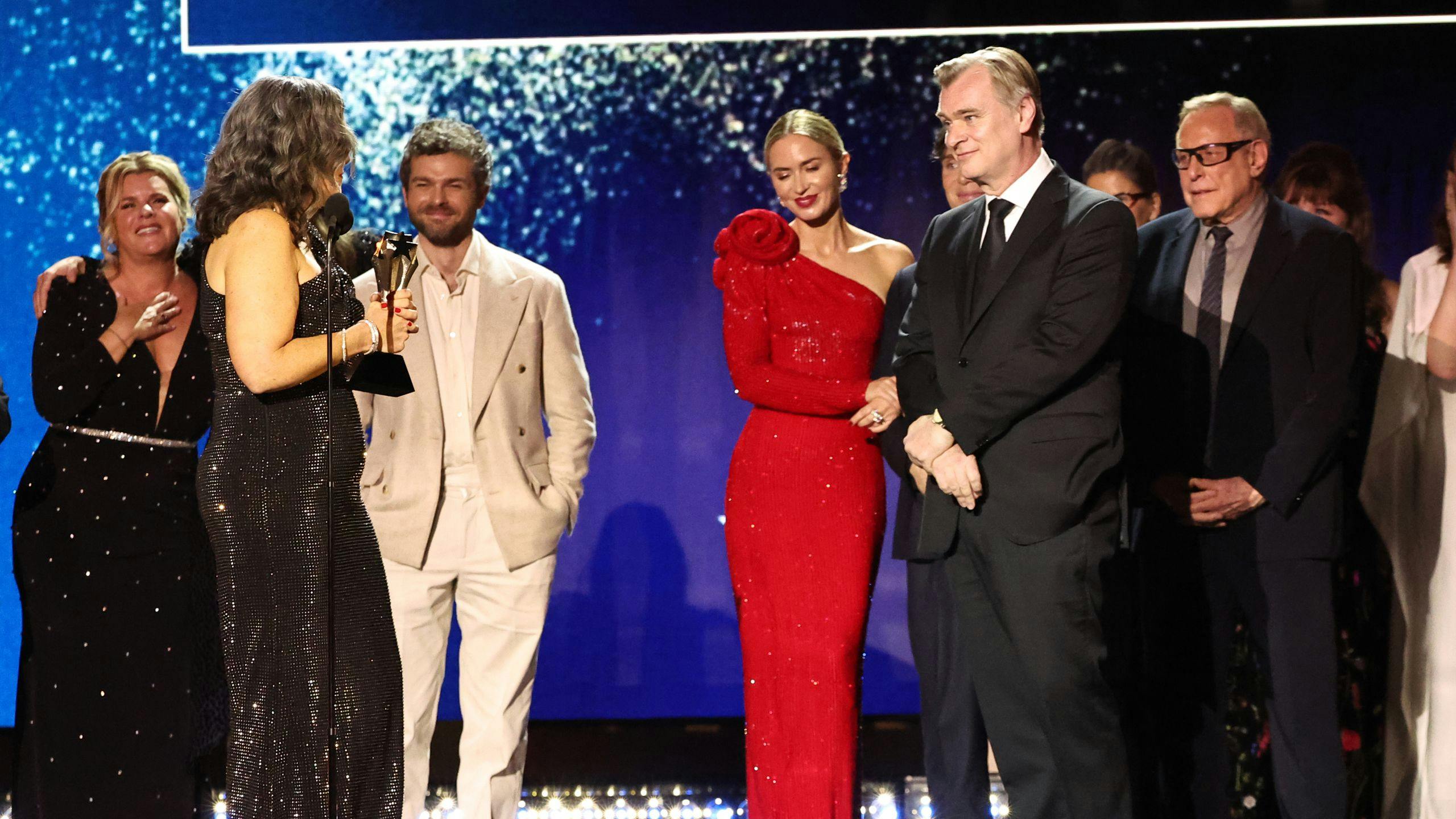 Christopher Nolan recibe el galardón de Mejor Película en los Critics Choice Awards 2024 por 'Oppenheimer'
