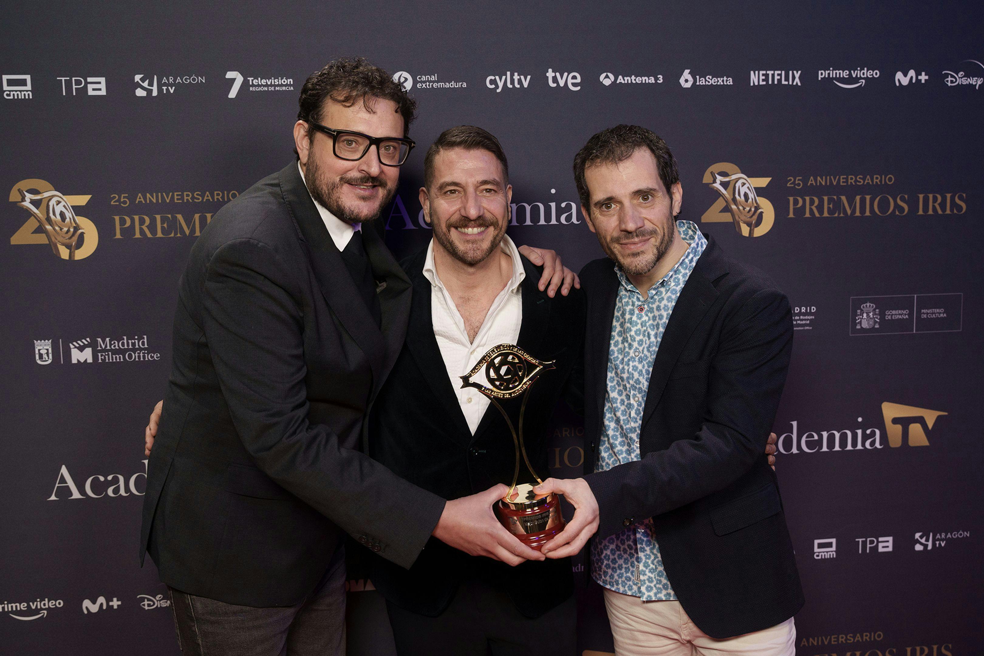 Fotografía del director y creador de 'La Unidad' posando con uno de los Premios Iris en la gala 25