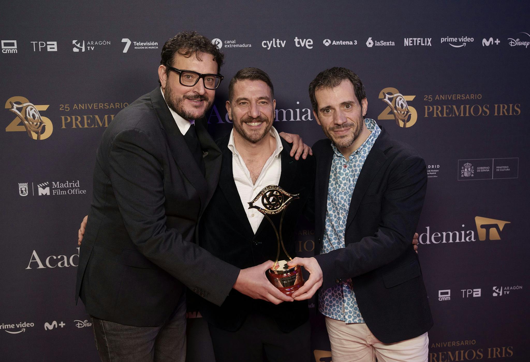 El director y creador de 'La Unidad', Dani de la Torre (izq.), posa con uno de los cuatro Premios Iris conseguido por la serie la noche del martes