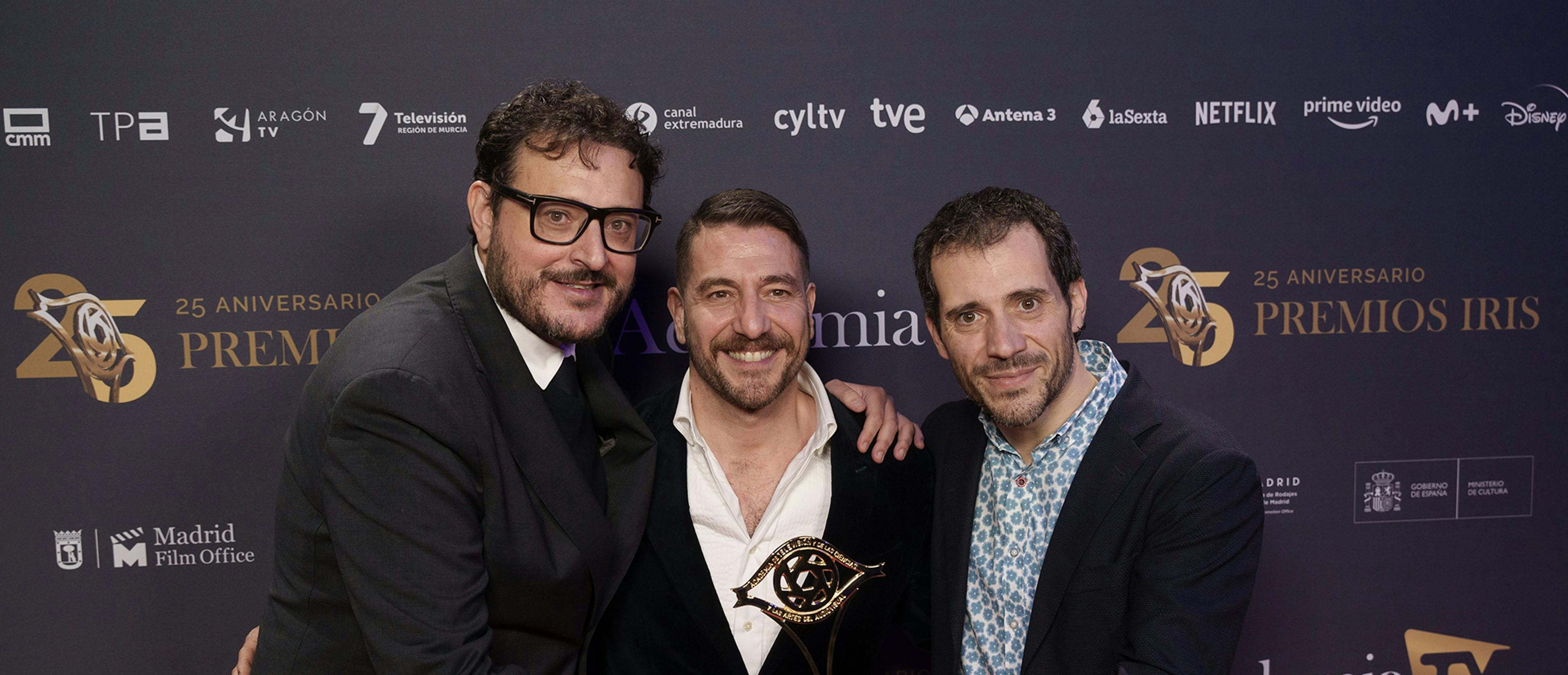 El director y creador de 'La Unidad', Dani de la Torre (izq.), posa con uno de los cuatro Premios Iris conseguido por la serie la noche del martes