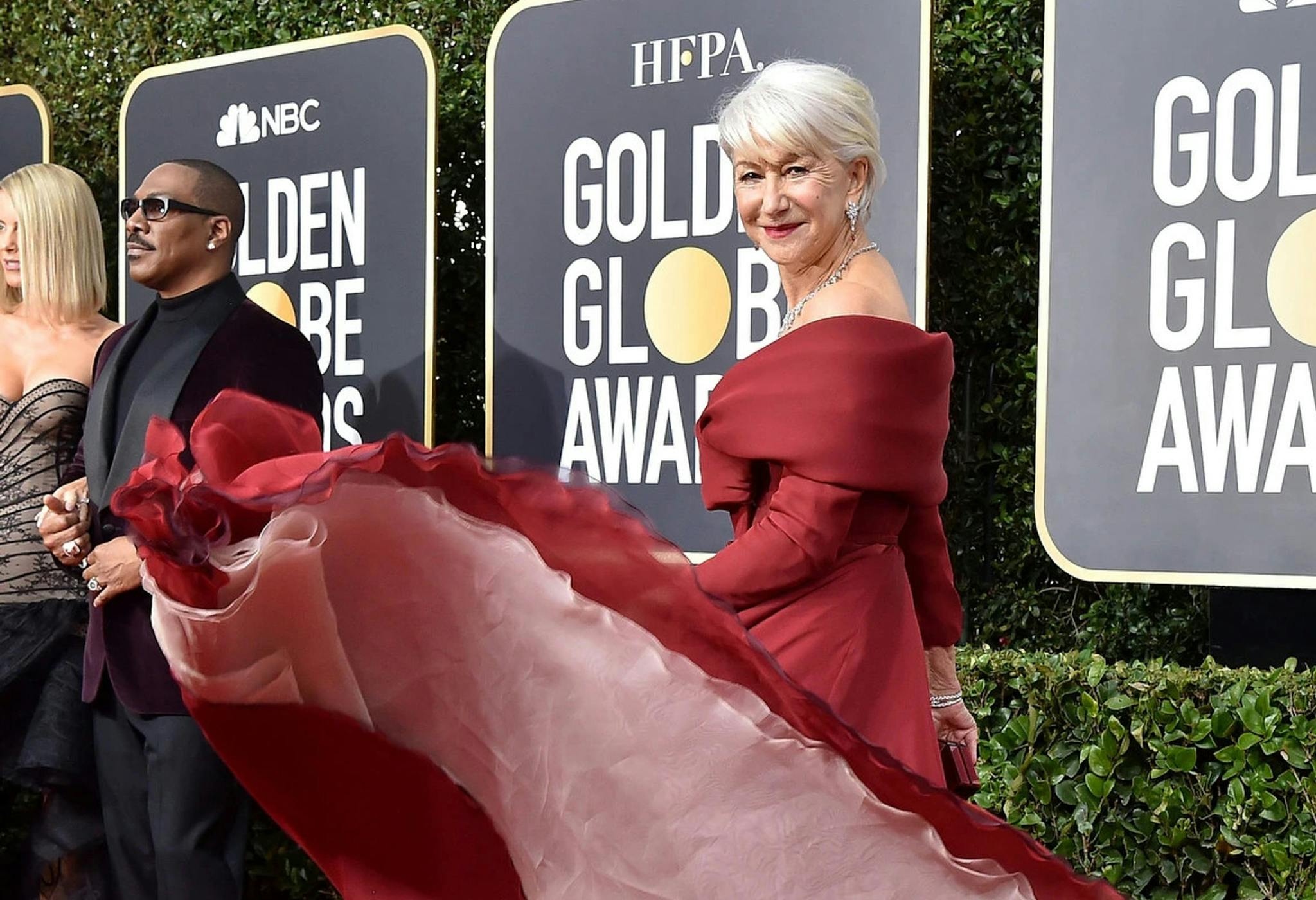 Helen Mirren [en primer término] y Eddie Murphy posan en la alfombra roja de los Globos de Oro 2023