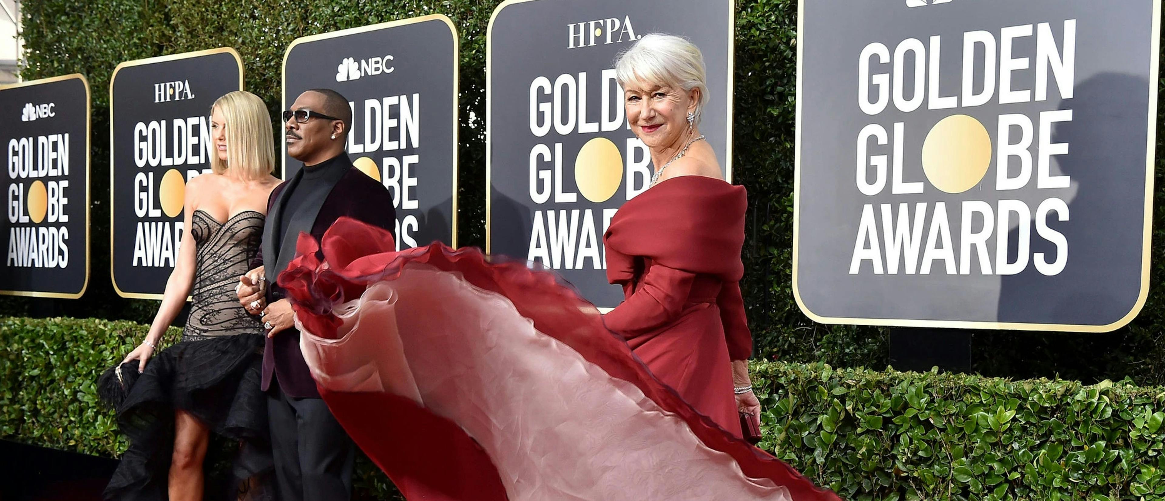 Helen Mirren [en primer término] y Eddie Murphy posan en la alfombra roja de los Globos de Oro 2023