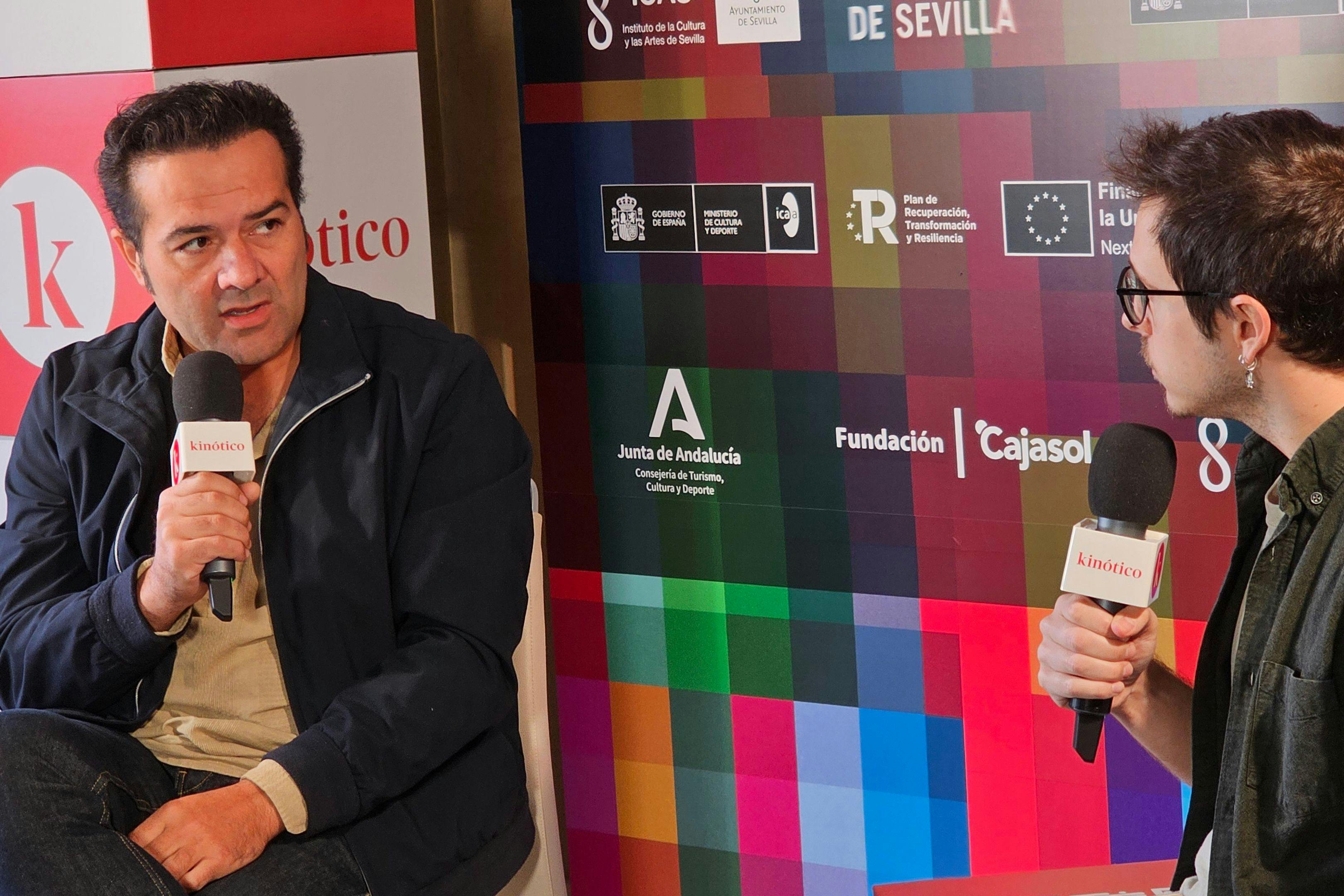 El director y productor Alfonso Sánchez es entrevistado en el set de Kinótico en el Festival de Sevilla