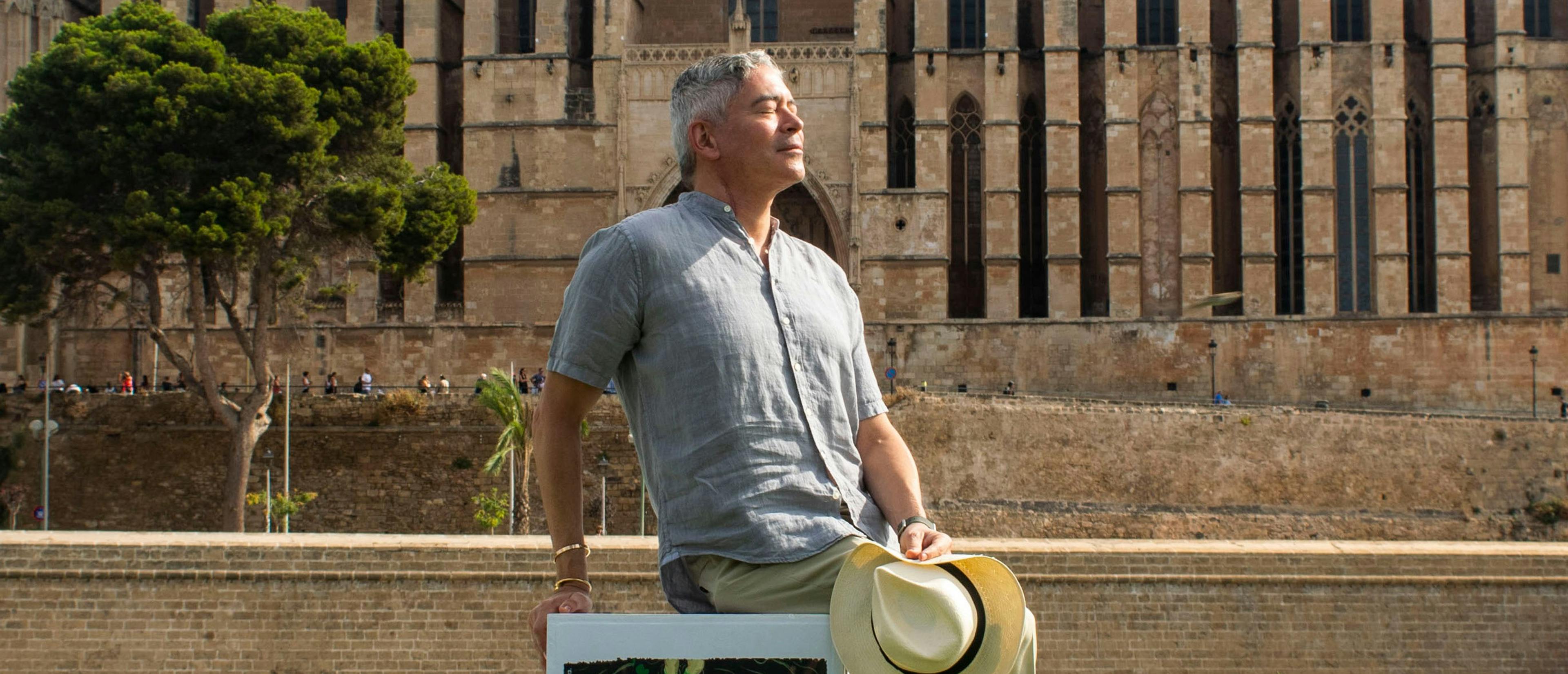 El escritor y presentador Boris Izaguirre, ante la catedral de Palma en el Atlàntida Mallorca Film Fest