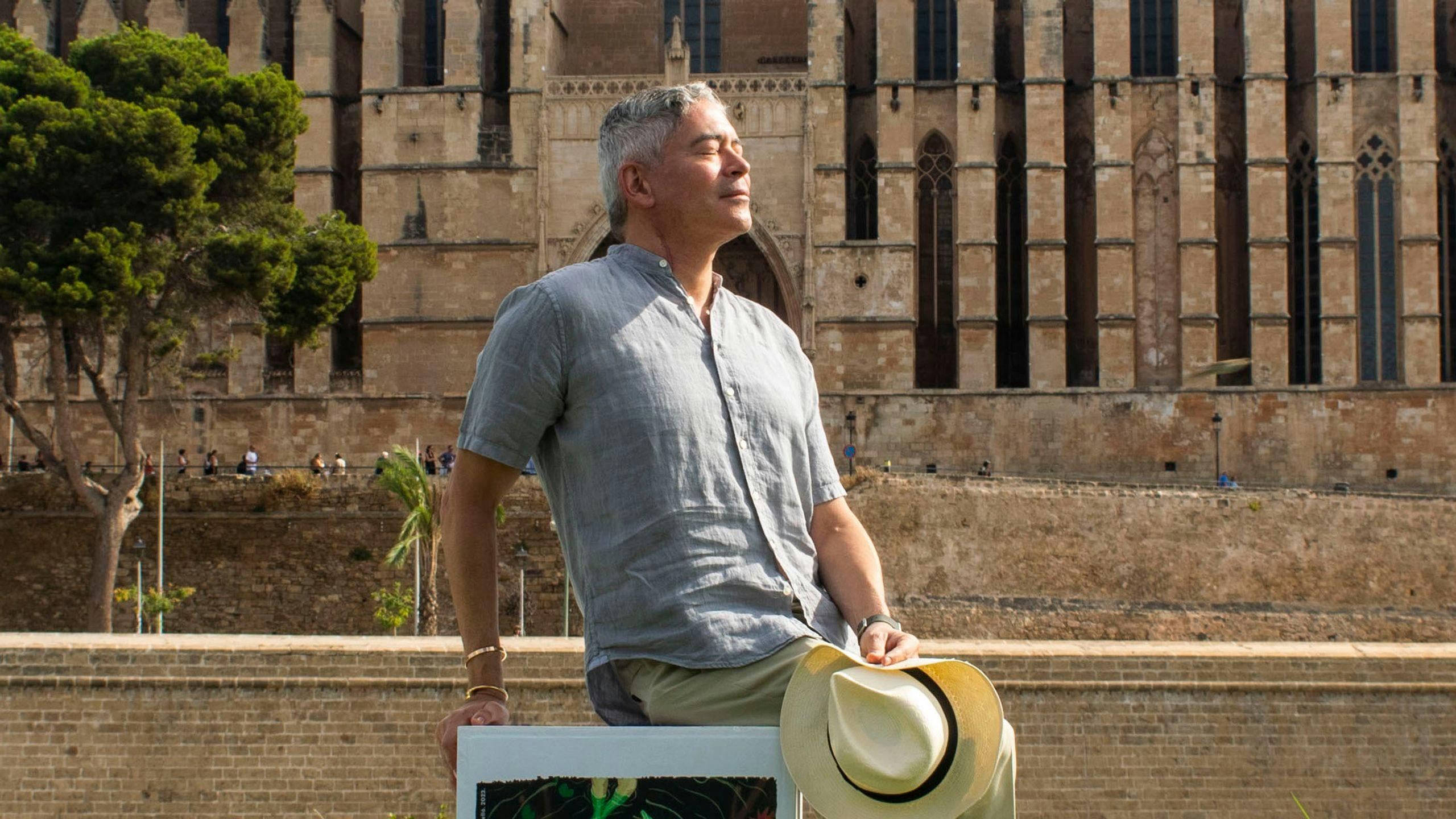 El escritor y presentador Boris Izaguirre, ante la catedral de Palma en el Atlàntida Mallorca Film Fest