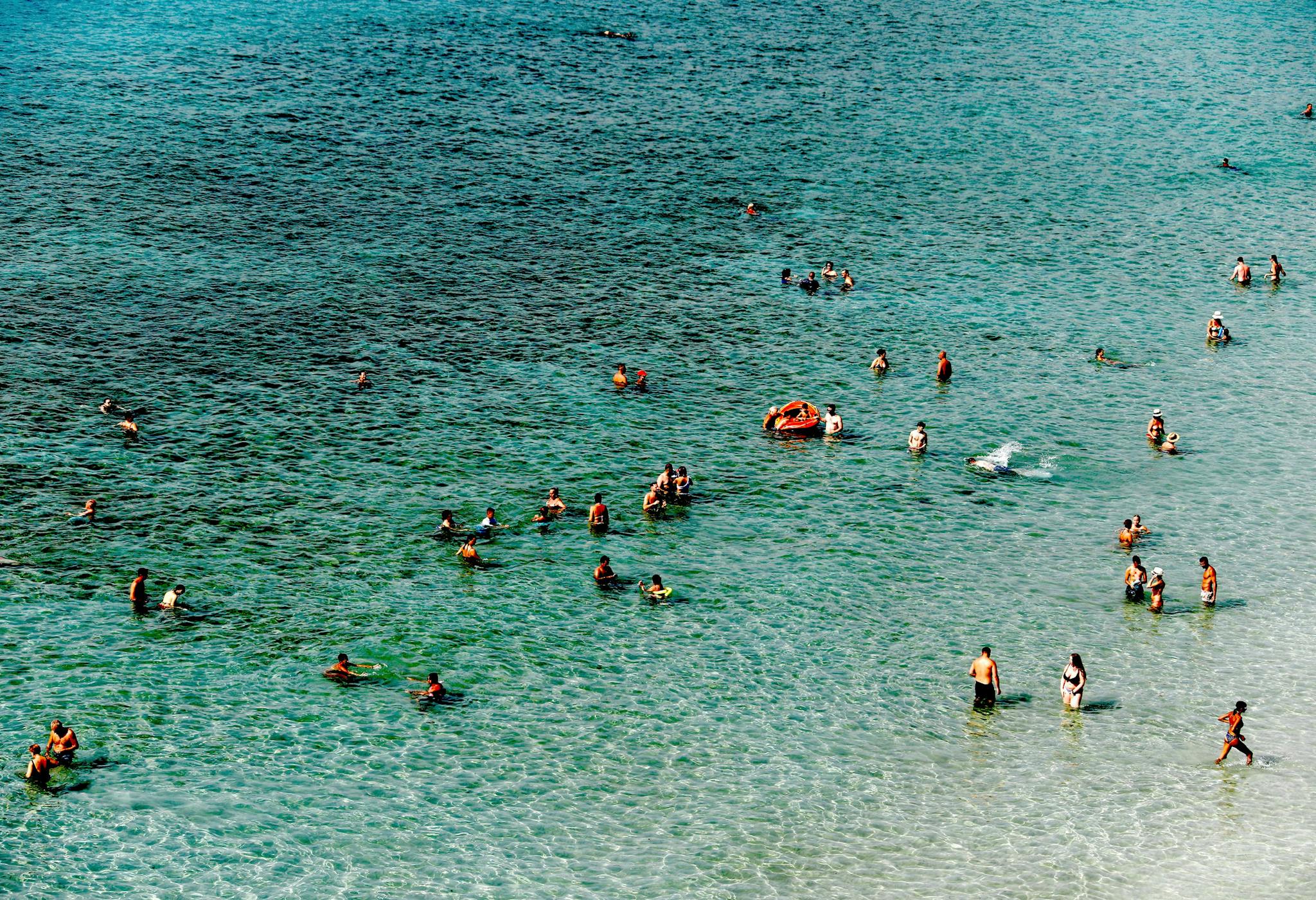 Turistas y locales se bañan, en pleno verano, en una playa de Mallorca