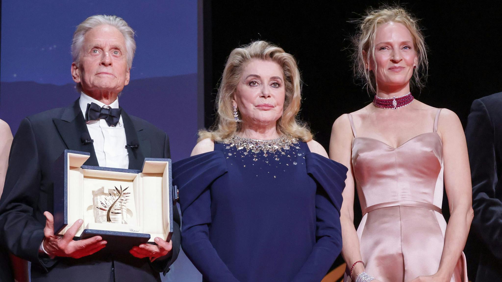 Michael Douglas posa con su Palma de Oro de honor en Cannes, junto a Catherine Deneuve y Uma Thurman