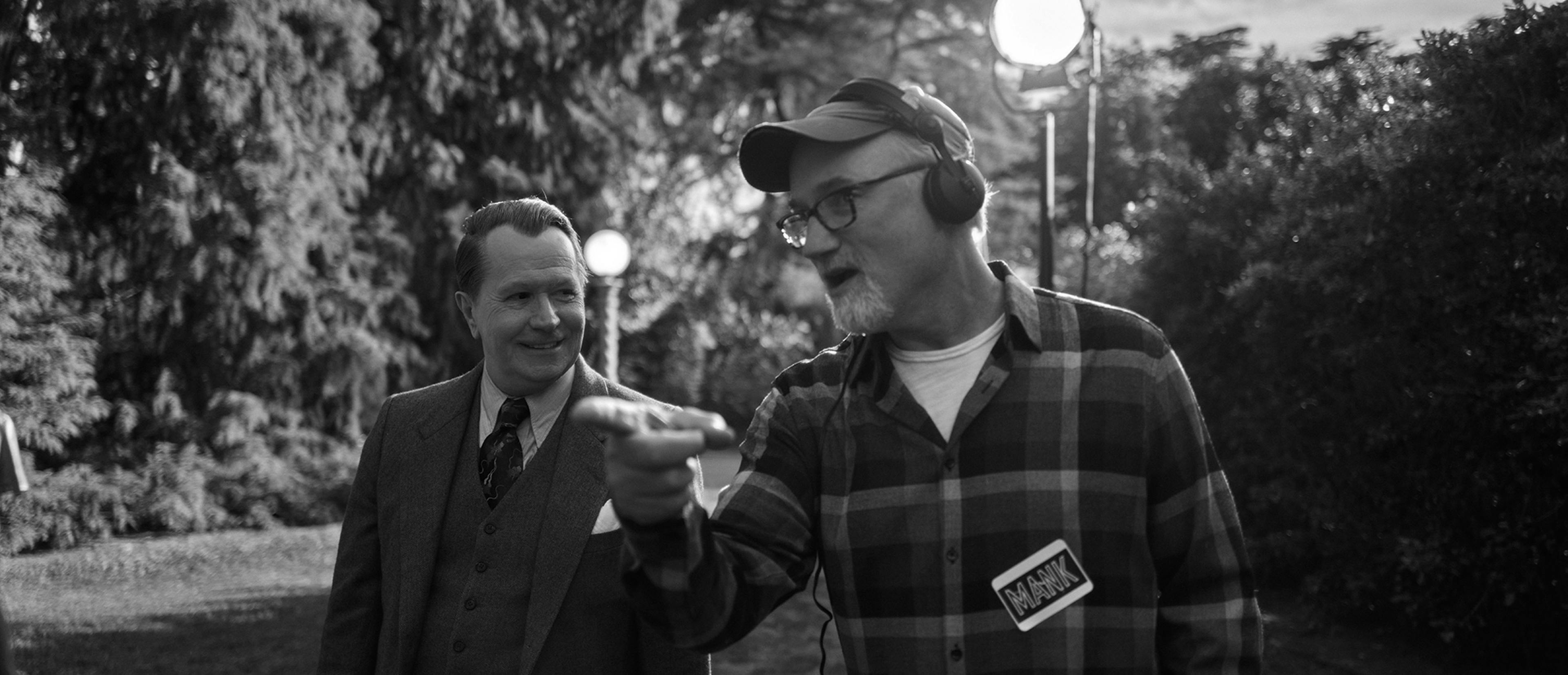 El actor Gary Oldman y el director David Fincher durante el rodaje de 'Mank'