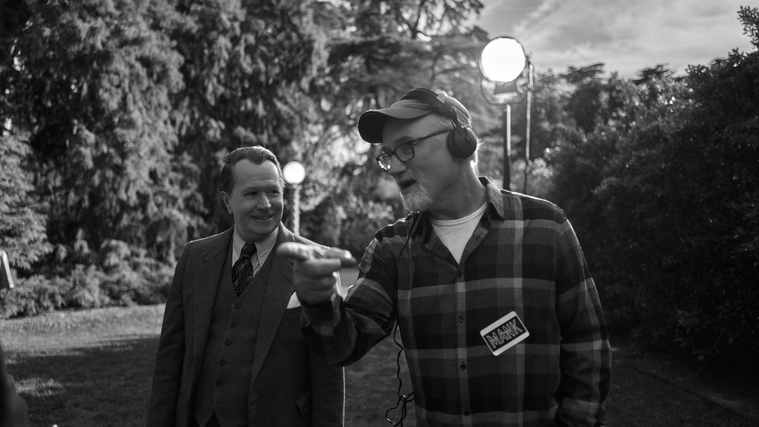 El actor Gary Oldman y el director David Fincher durante el rodaje de 'Mank'