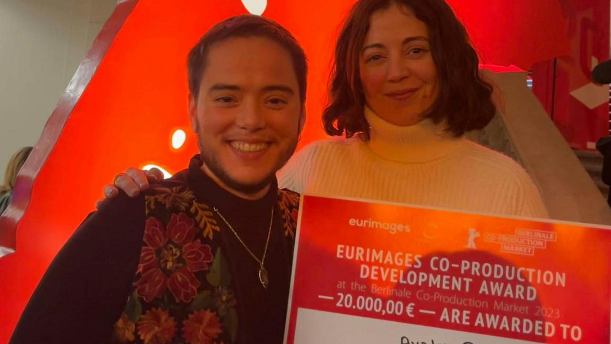 Emilia Fort y el director Ian de la Rosa sostienen el premio Eurimages del Co-Production Market de Berlín