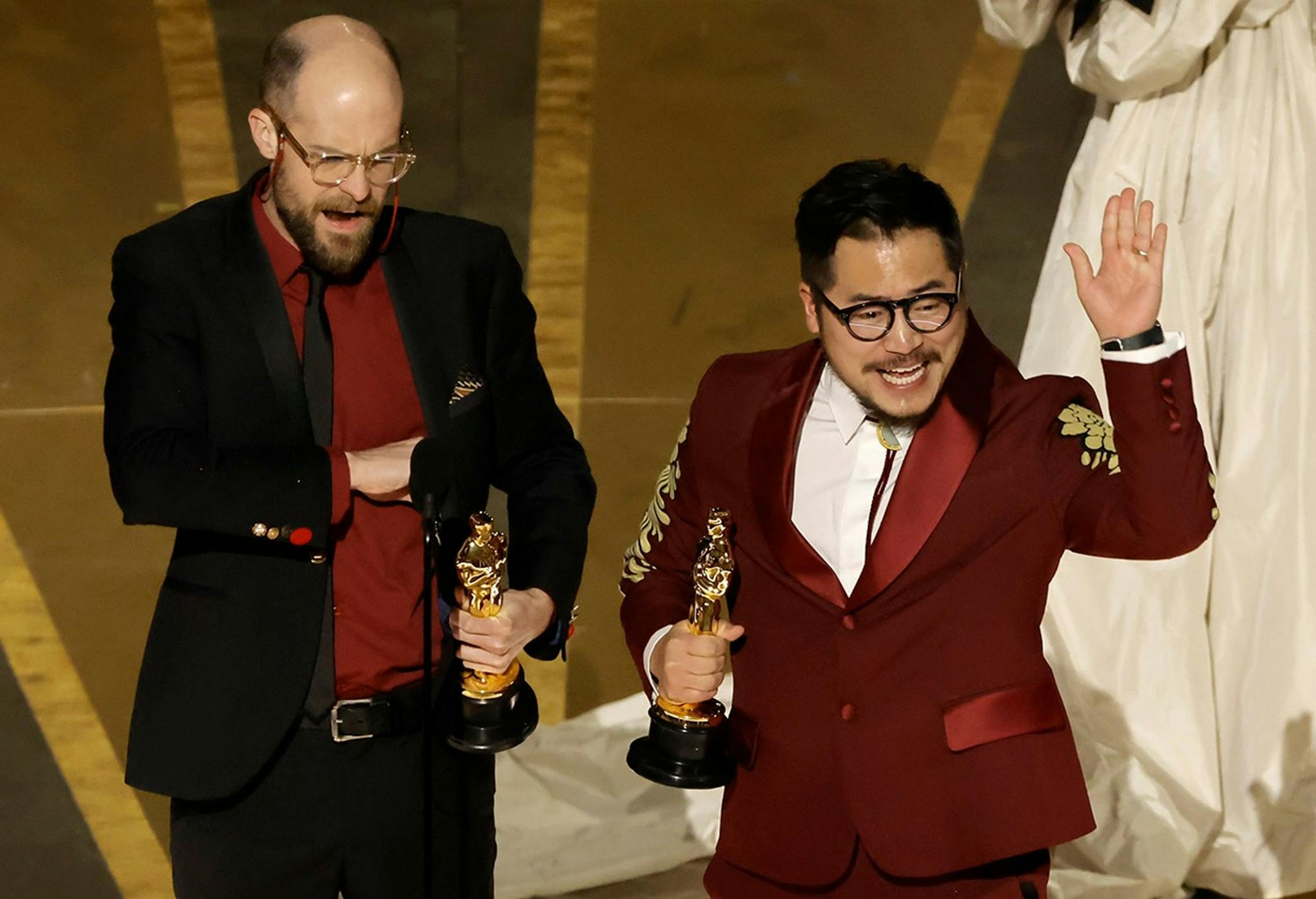 Daniel Scheinert y Daniel Kwan agradecen su Oscar al Mejor Guion original por 'Todo a la vez en todas partes'