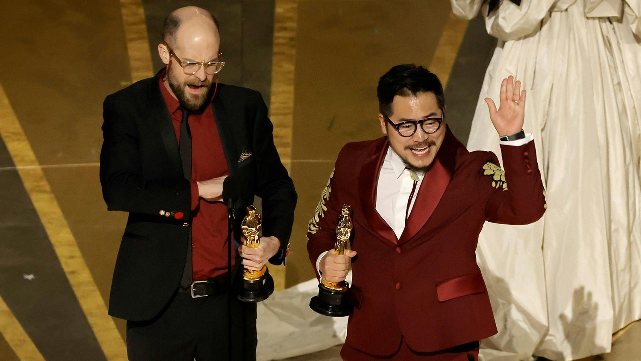 Daniel Scheinert y Daniel Kwan agradecen su Oscar al Mejor Guion original por 'Todo a la vez en todas partes'