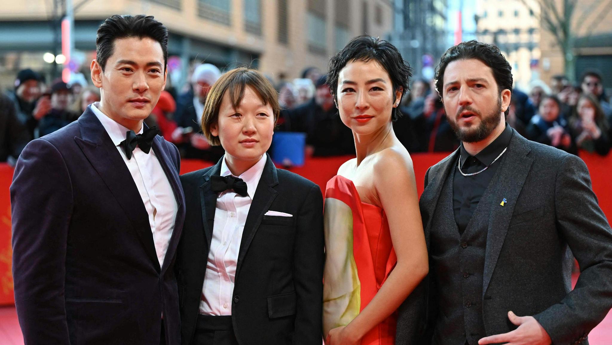 La directora Celine Song, rodeada por el elenco de Past Lives en la alfombra roja de la Berlinale