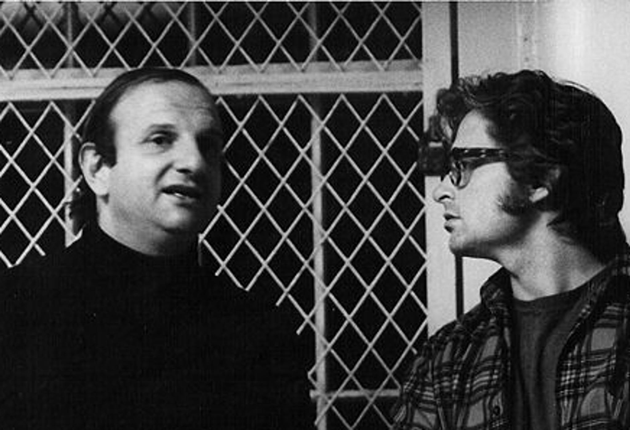 El guionista Bo Goldman y el productor Michael Douglas en el set de 'Alguien voló sobre el nido del cuco'