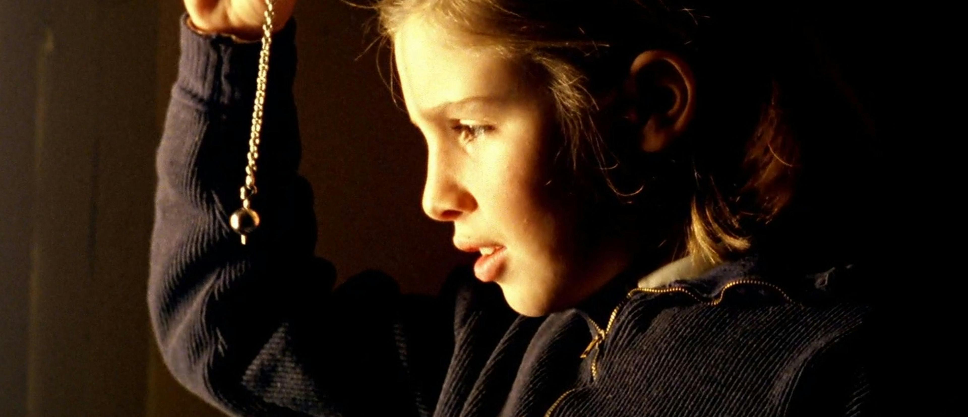 La actriz Sonsoles Aranguren, caracterizada como Estrella en un fotograma promocional de 'El sur'