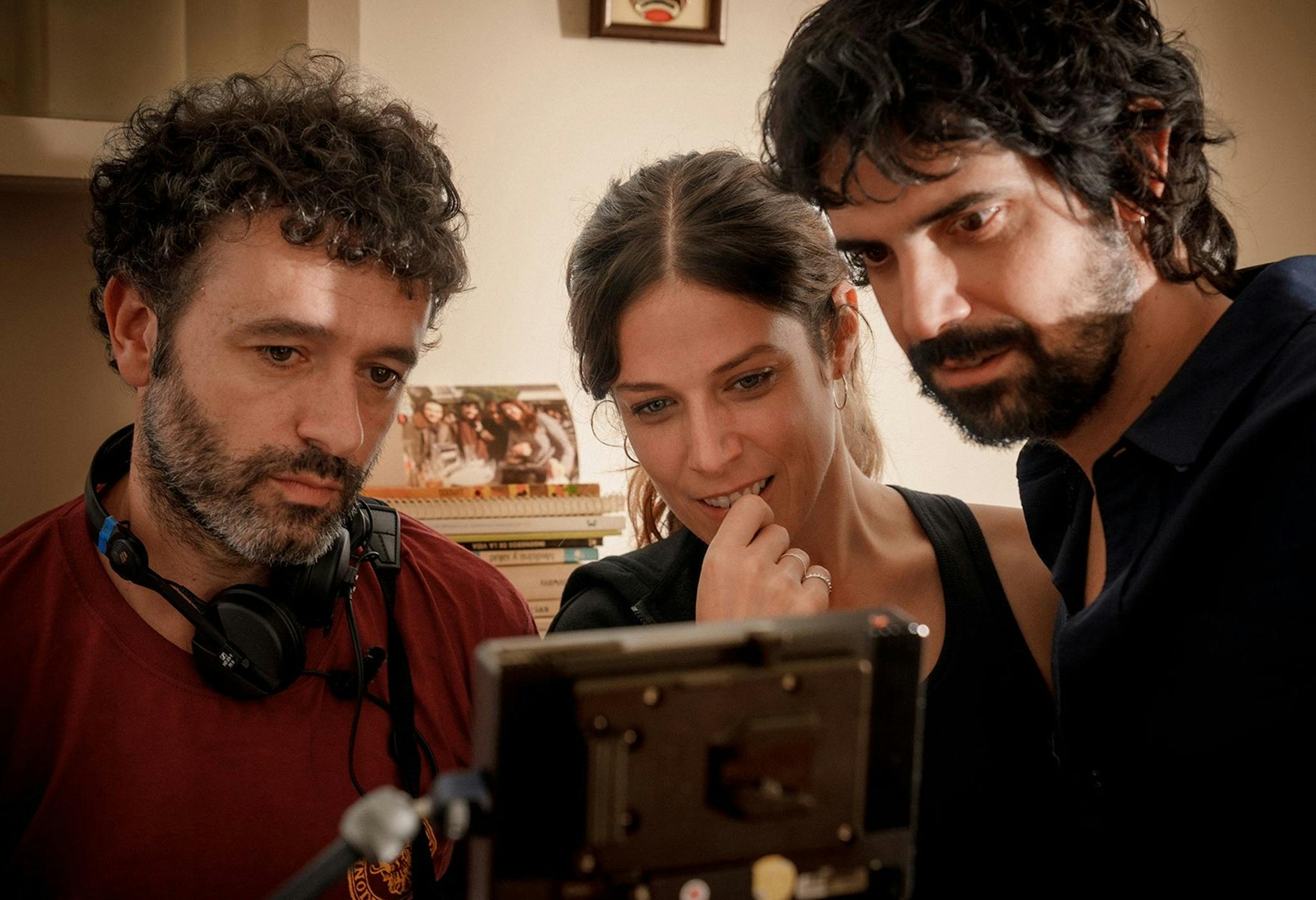 Rodrigo Sorogoyen con Iria del Río y Francesco Carril en el rodaje de 'Los años nuevos'