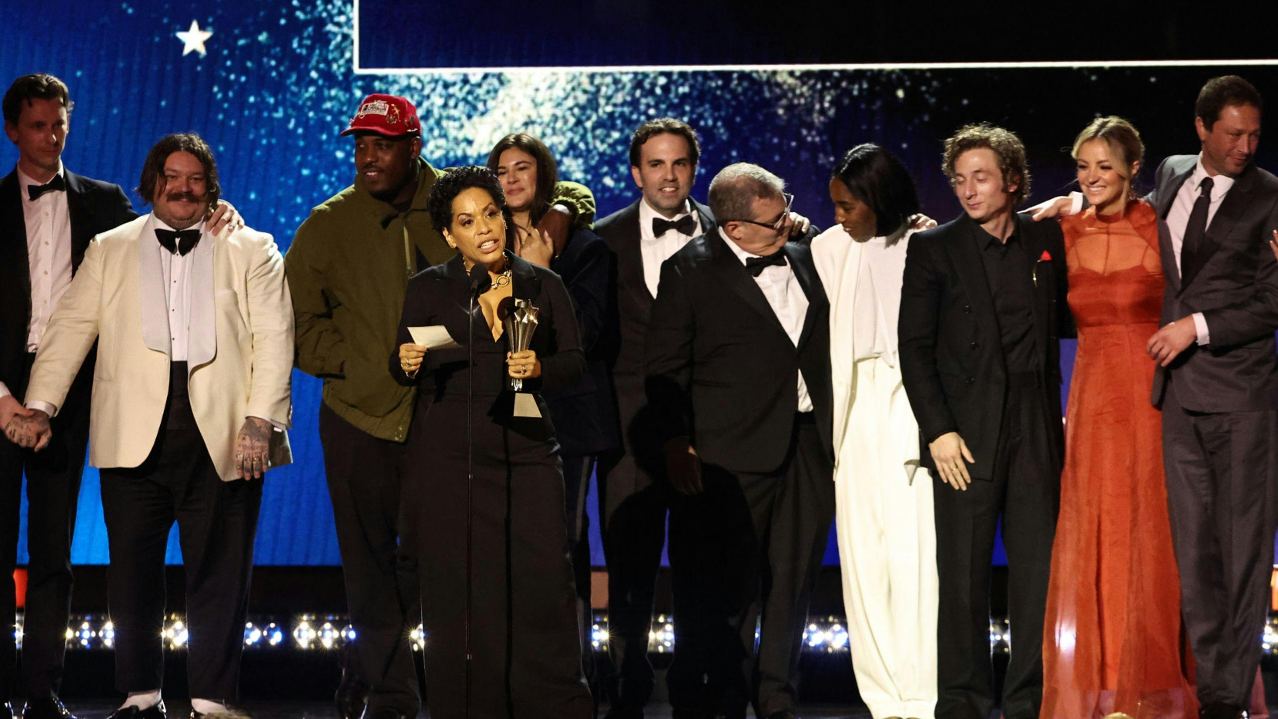 Liza Colón-Zayas agradece el premio a 'The Bear' en nombre de todo el reparto en los Critics Choice Awards