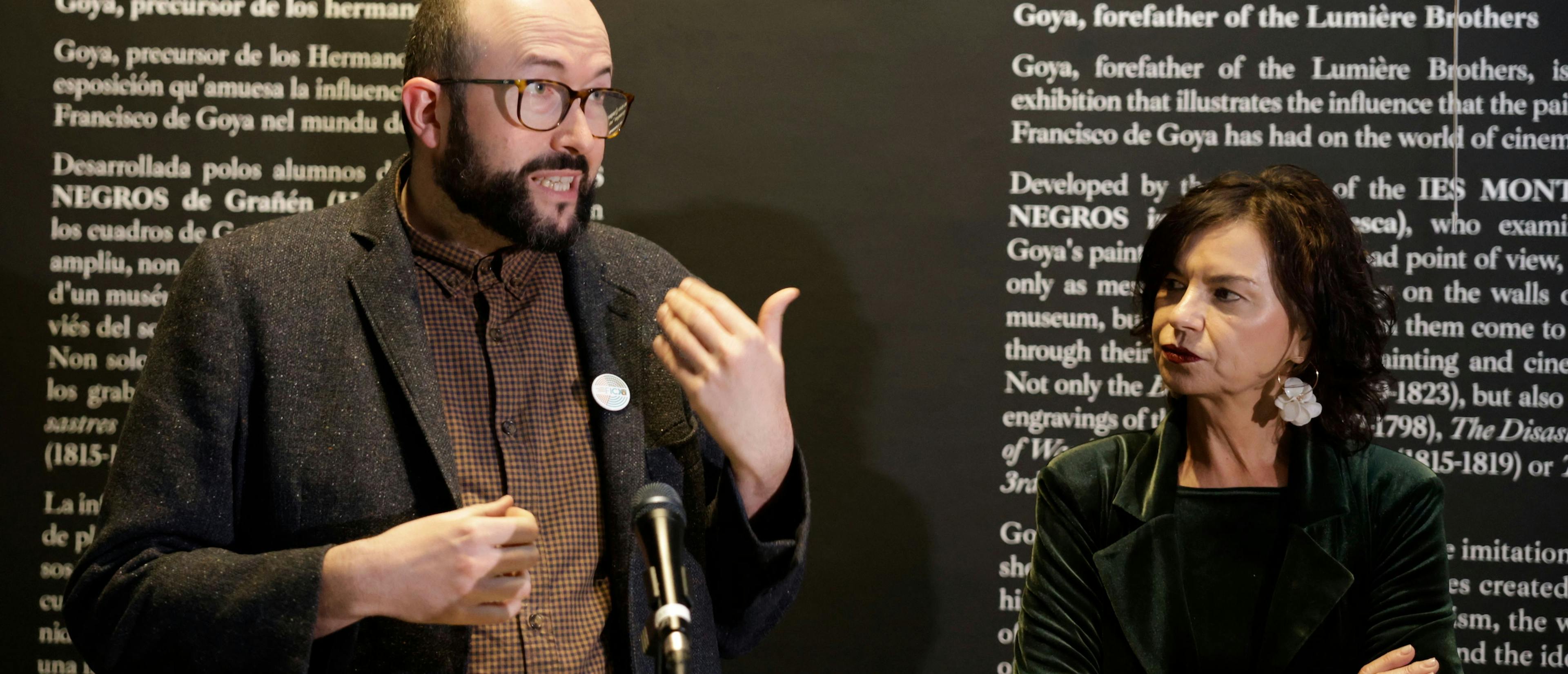 El director del Festival de Gijón, Alejandro Díaz Castaño, y la concejala de Cultura, Montserrat López Moro, inauguran una exposición