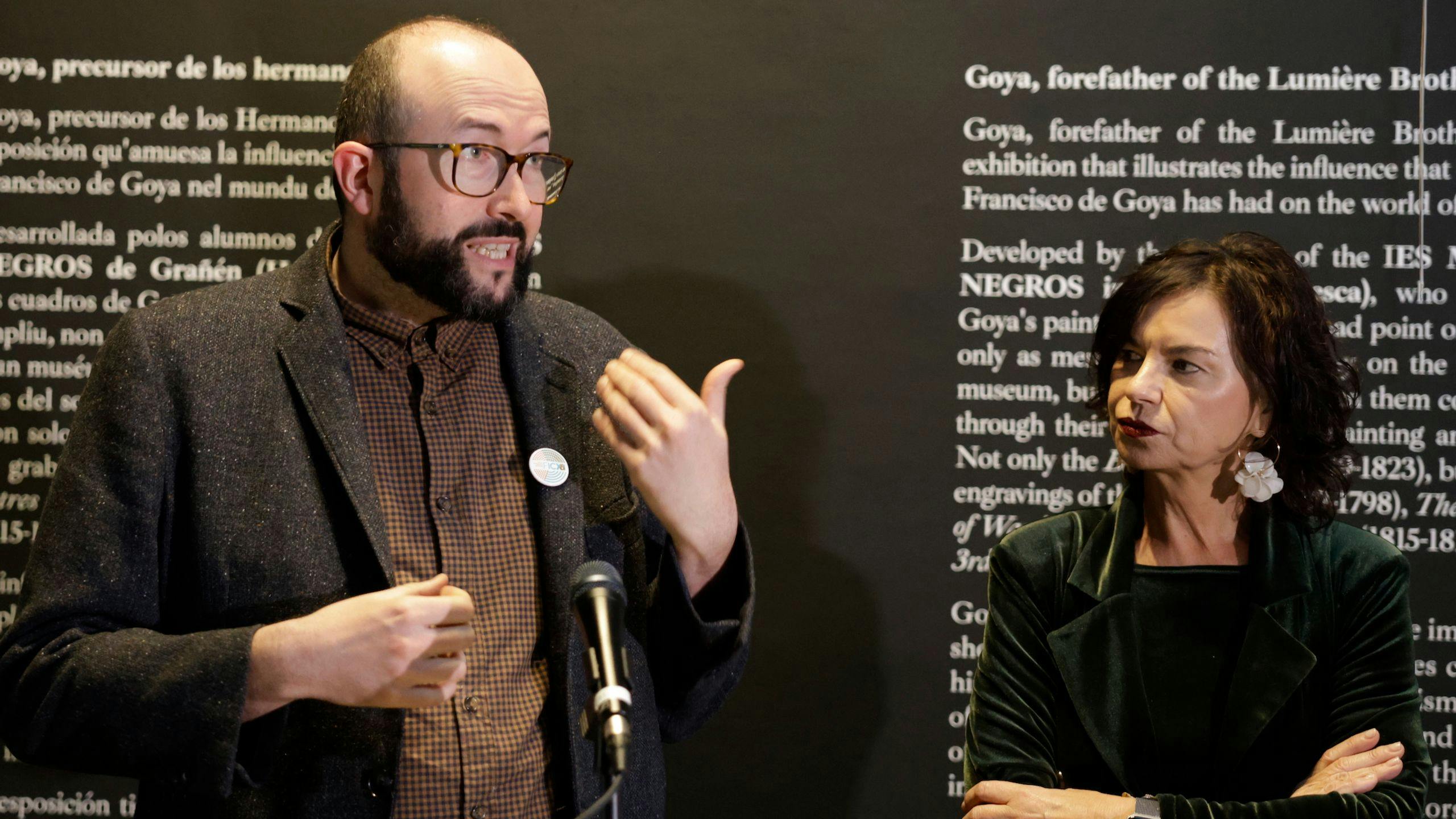 El director del Festival de Gijón, Alejandro Díaz Castaño, y la concejala de Cultura, Montserrat López Moro, inauguran una exposición