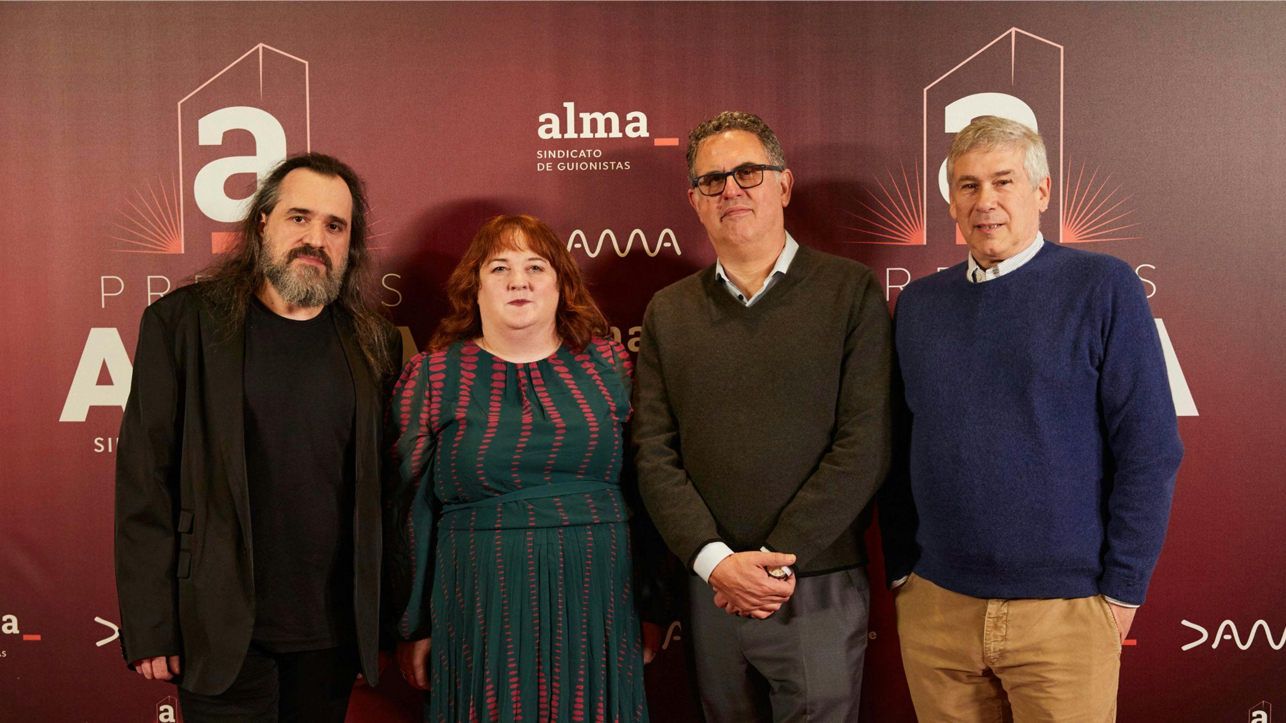 David A. Goodman y Christopher Keyser, Premio de Honor ALMA, junto al presidente del sindicato, Carlos Molinero, y la presidenta de la International Affiliation of Writers Guilds, Rebecca Schechter