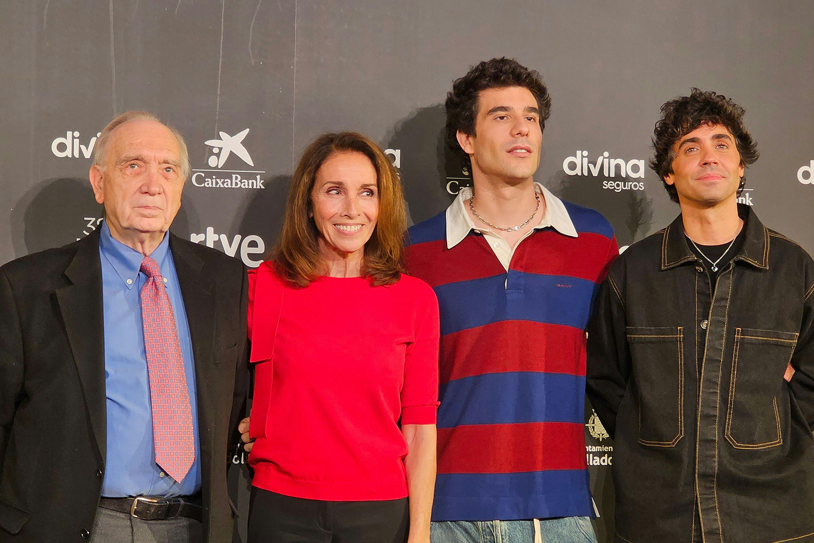 Javier Calvo, Javier Ambrossi y Ana Belén, los presentadores de la 38 edición de los Goya, junto al presidente de la Academia, Fernando Méndez-Leite