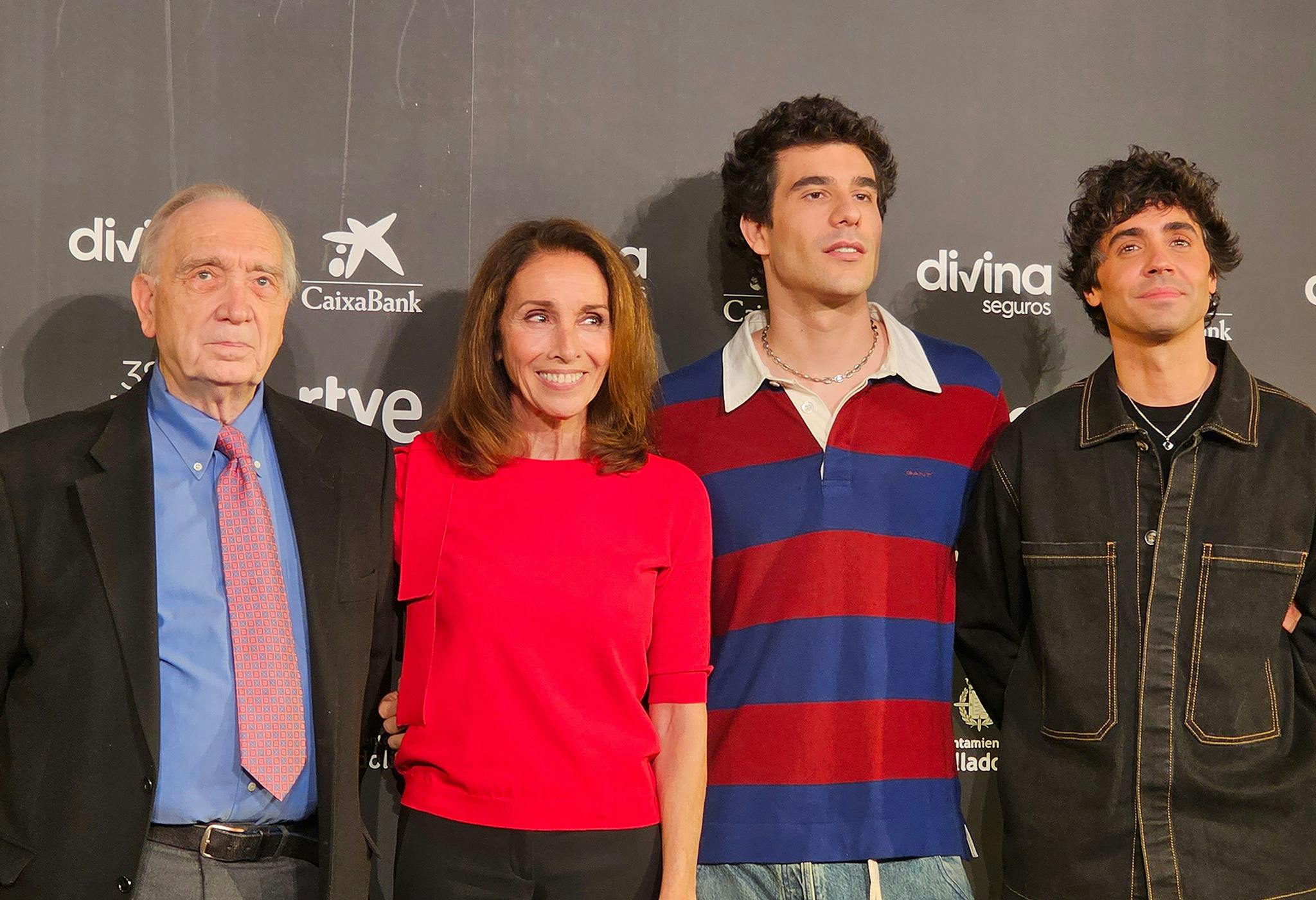 Javier Calvo, Javier Ambrossi y Ana Belén, los presentadores de la 38 edición de los Goya, junto al presidente de la Academia, Fernando Méndez-Leite
