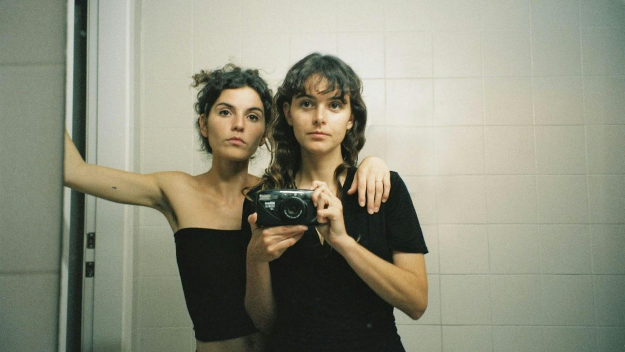 Joana (con la cámara) y Mireia Vilapuig en 'Selftape'