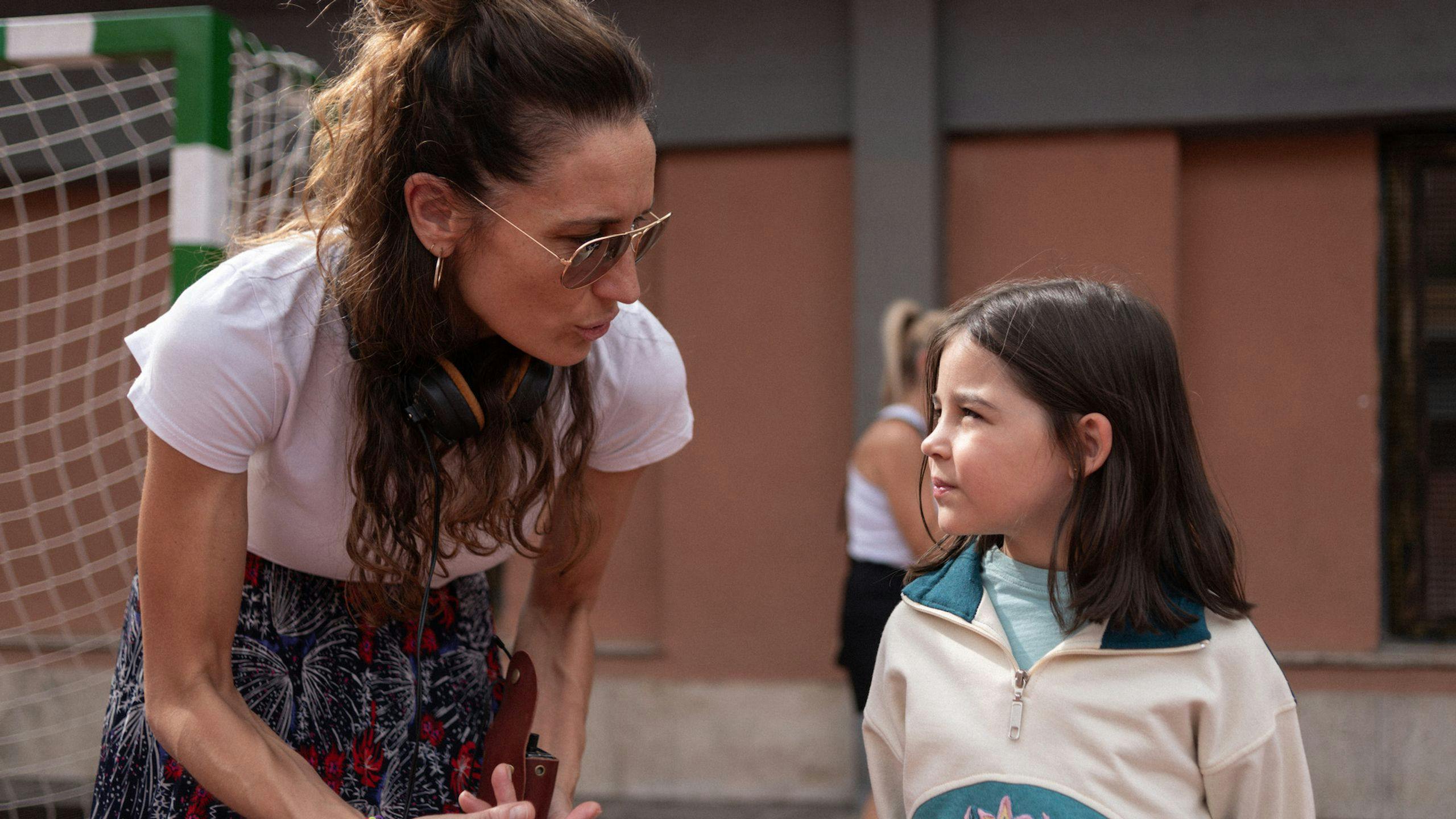 La directora Ana Asensio conversa con una de las protagonistas de 'La niña de la cabra' durante el rodaje