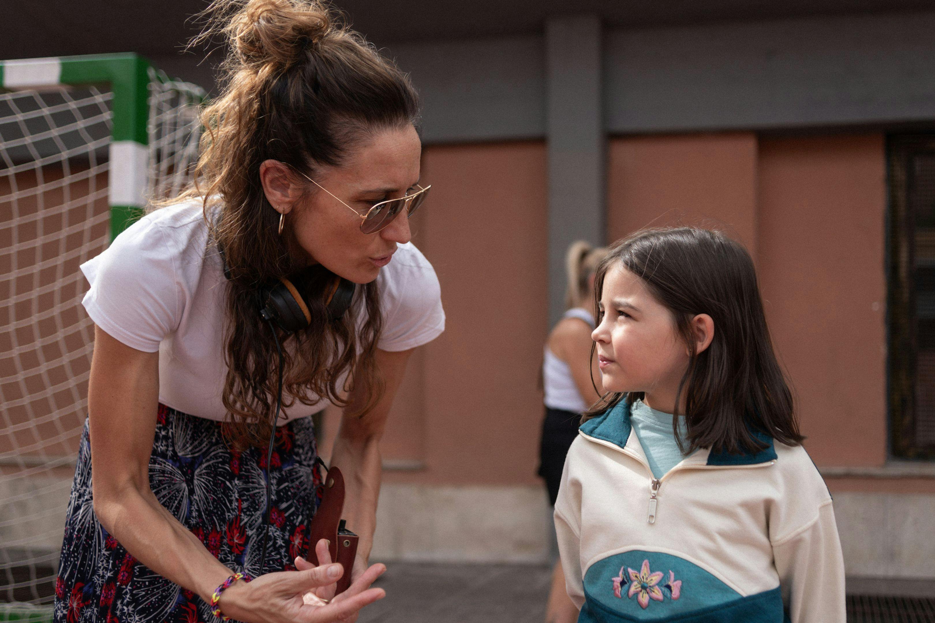 La directora Ana Asensio conversa con una de las protagonistas de 'La niña de la cabra' durante el rodaje