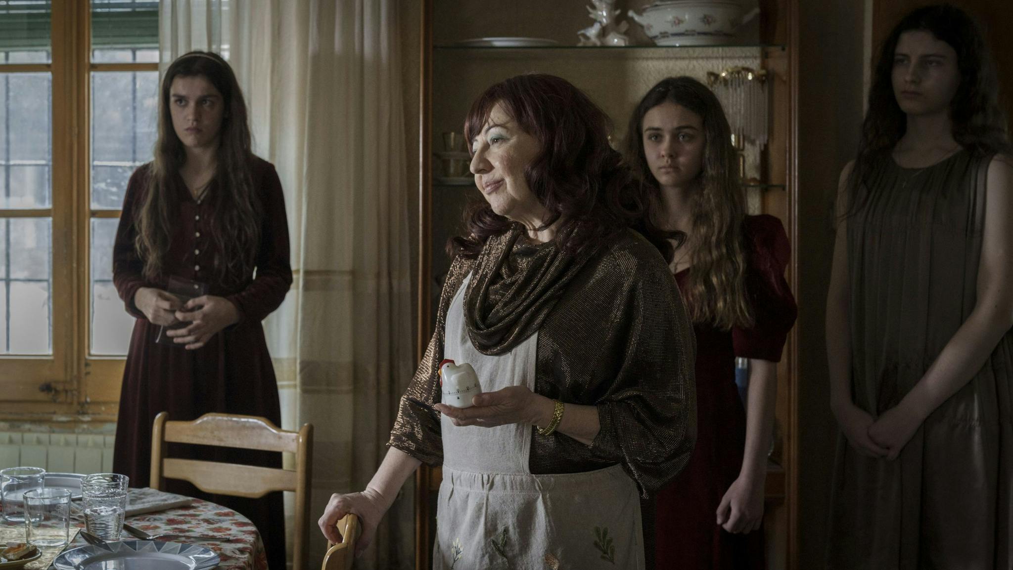 Las actrices Amaia Romero (i) y Carmen Machi (c), en una imagen promocional de la serie 'La mesías'