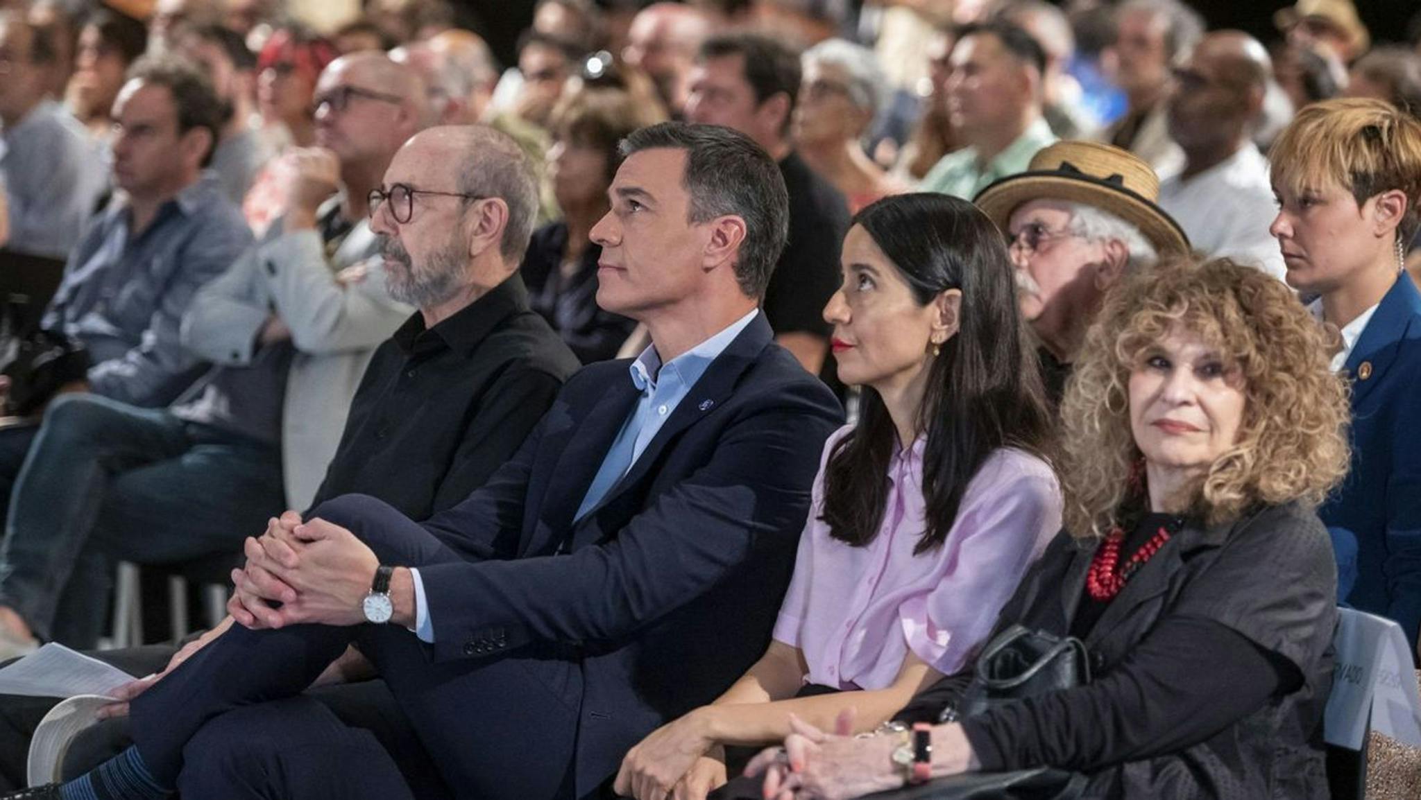El presidente del Gobierno, Pedro Sánchez, asiste junto a Miguel Rellán al acto del Círculo de Bellas Artes