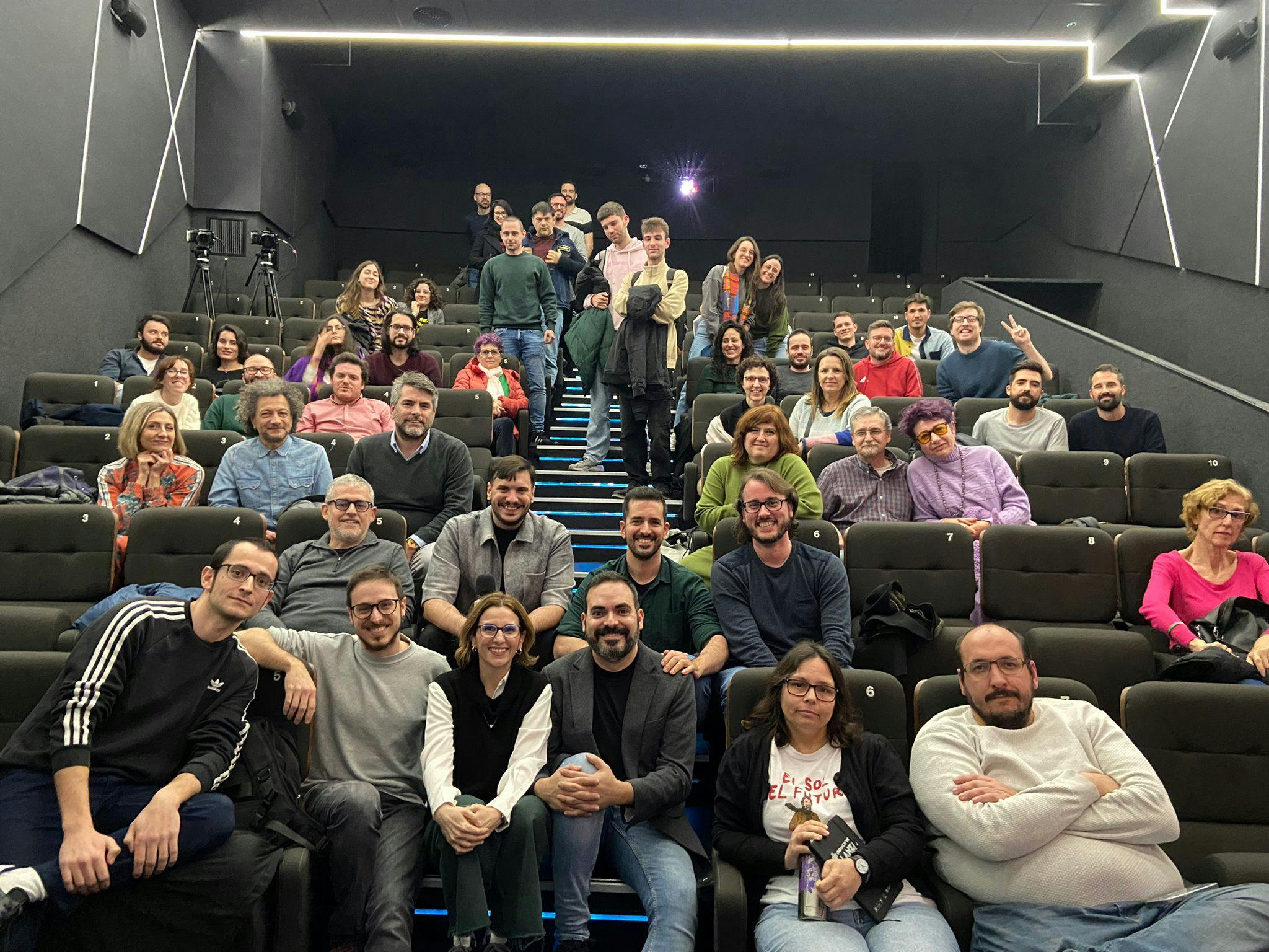El equipo de Kinótico posa con los espectadores del podcast Kinótico 400 en los Cines Embajadores de Madrid