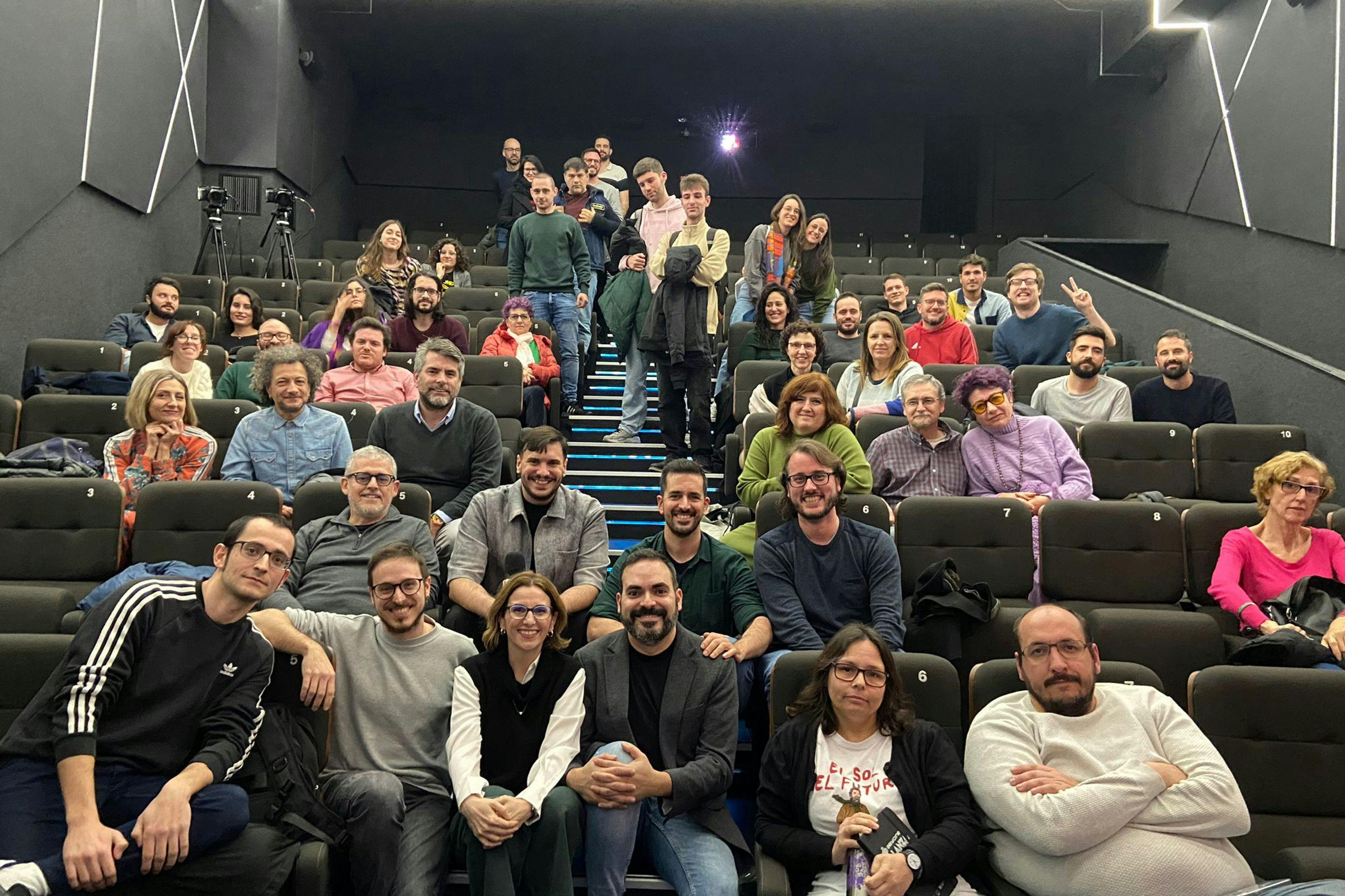 El equipo de Kinótico posa con los espectadores del podcast Kinótico 400 en los Cines Embajadores de Madrid