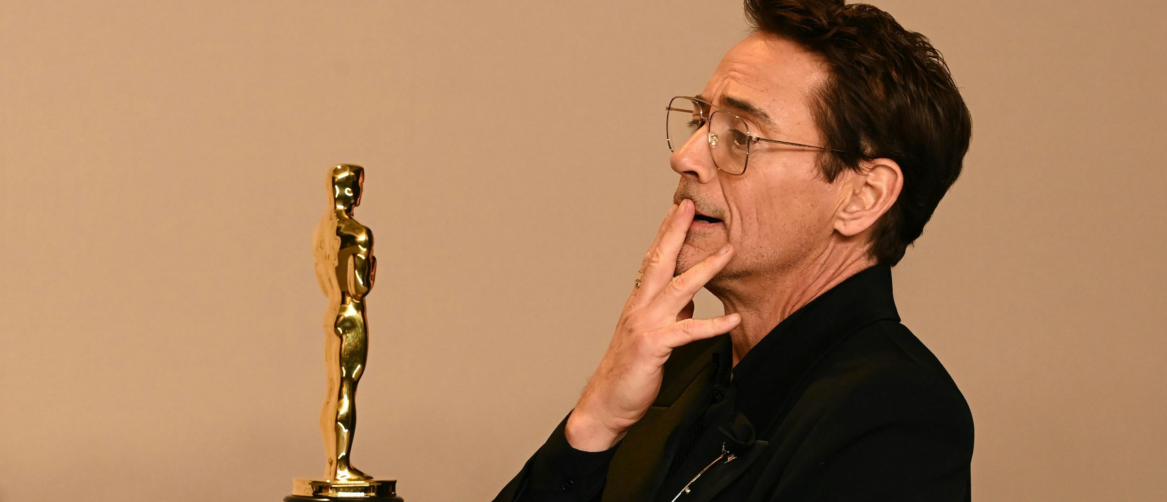 El actor Robert Downey Jr. posa con su Oscar al Mejor Actor de reparto por 'Oppenheimer'