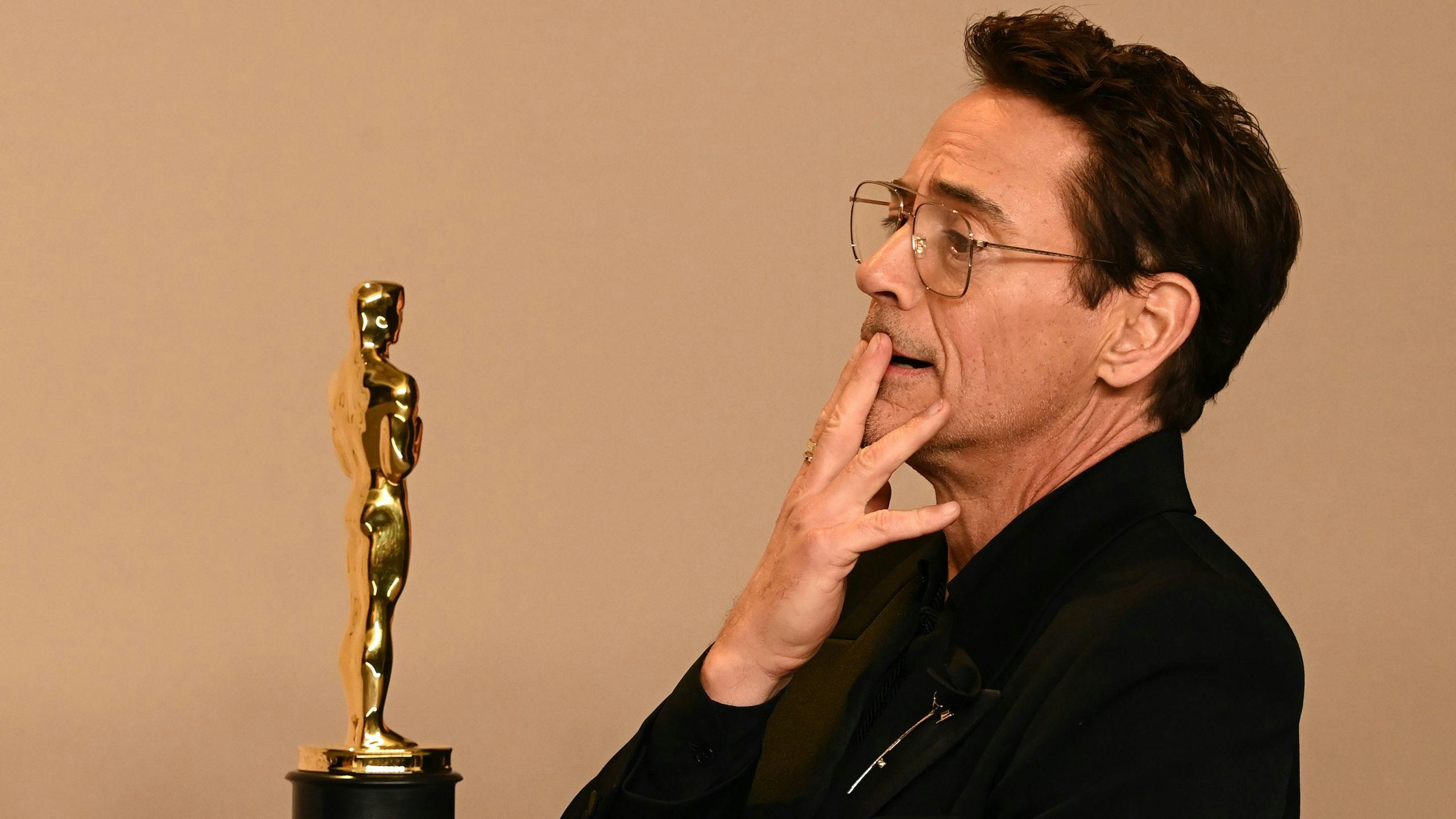 El actor Robert Downey Jr. posa con su Oscar al Mejor Actor de reparto por 'Oppenheimer'