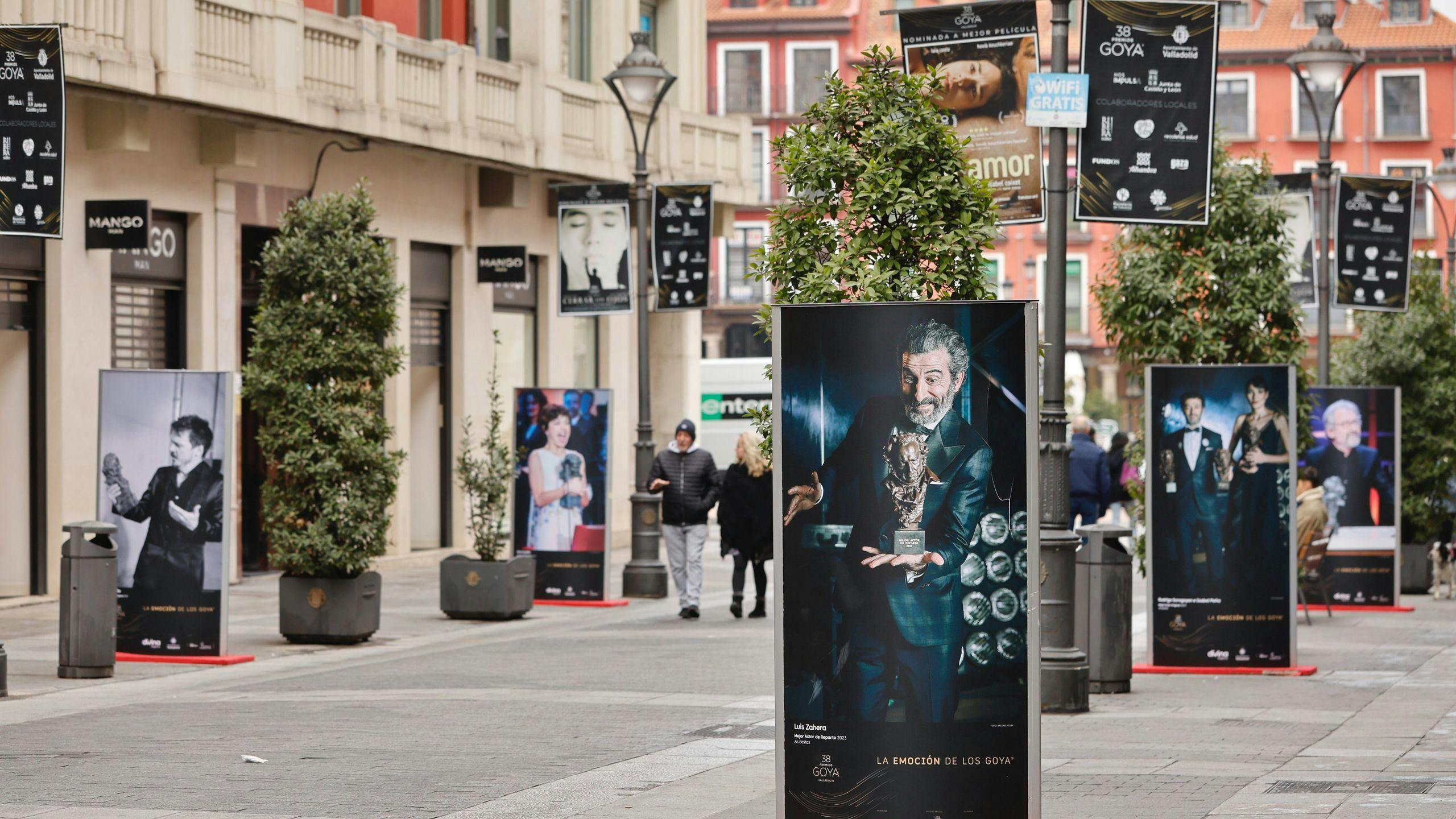 Una calle de Valladolid acoge una exposición temporal de los ganadores de los Goya