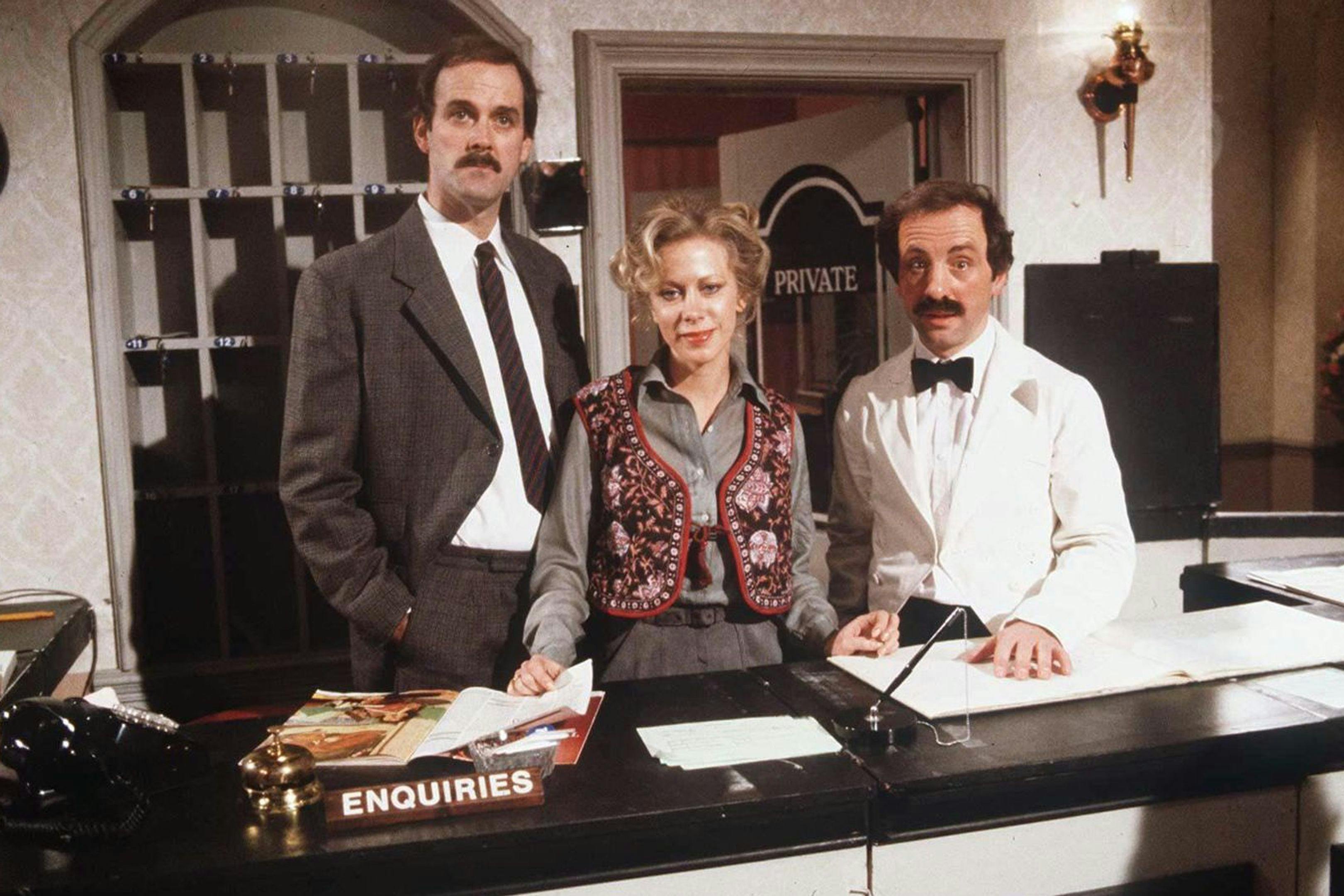 John Cleese, Connie Booth y Andrew Sachs en 'Fawlty Towers' (1979)