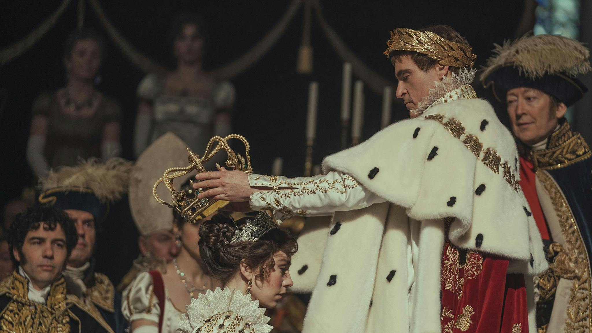 Los trajes de la coronación del ‘Napoleón’ de Scott son sencillamente espectaculares, copias bastante fieles de los del cuadro de David